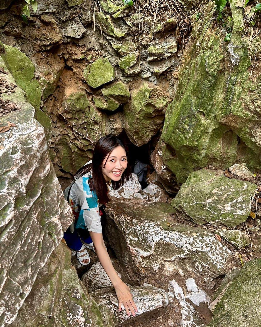 中西華菜のインスタグラム：「📍五行山(マーブルマウンテン)  西遊記で孫悟空が閉じ込められていた場所として有名な五行山⛰️山全体が大理石でできていることから別名マーブルマウンテンと呼ばれてるんだって  五行山という名前の通り5つの連山なんだけど、その中でも唯一 一般公開されている「トゥイ・ソン（水）」に行きました  意外とハードな登りもあって汗だく💦だけどその分 山頂からの絶景(曇りのためご愛嬌)や神秘的な洞窟寺院からパワーをもらえた🛕  洞窟の中にはコウモリがいたり🦇ベトナム戦争の時に米軍の空爆によってできた大きな穴があったり(南ベトナム開放民族がこのヴァンチョン洞窟に隠れたみたい)🔦きれいなお花が咲いていたり自然と歴史を感じる場所  せっかく行くならベトナム戦争について調べてから行くことをおすすめします🇻🇳  下山後は好立地なカフェでベトナムコーヒーブレイク☕️  #五行山 #NúiNgũHànhSơn #themarblemountains #マーブルマウンテン #マーブルマウンテンダナン #ベトナム #ダナン #トゥイソン #孫悟空 #西遊記 #ベトナム戦争 #ダナンおすすめスポット #かなたび✈︎」