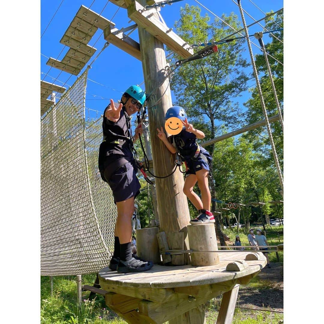 松本利夫のインスタグラム：「サマーキャンプ🏕️ アスレチックもだいぶ上手くなった！ 川下りも冒険心をそそられたね！ 終わった後には アイスとピザを交互に食べたり らくやきで自由に描いてみたり 大自然の中 沢山遊んで学んだね(^^)」