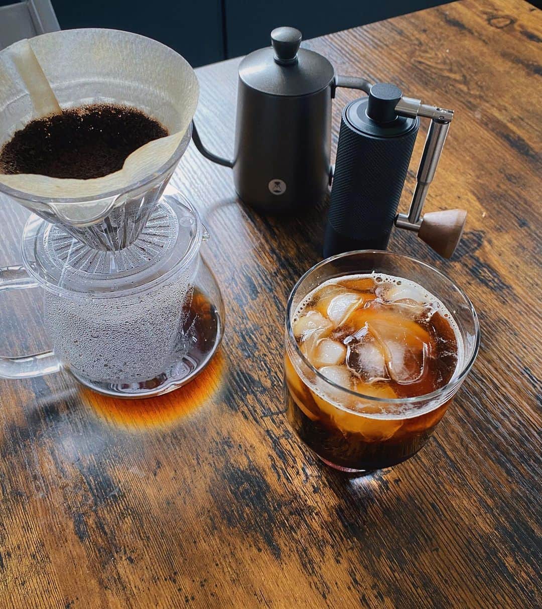 のインスタグラム：「あっつい夏は  アイスコーヒーに限る！  TIMEMOREのコーヒーセット。 まだキャンプには持って行けてない、、」