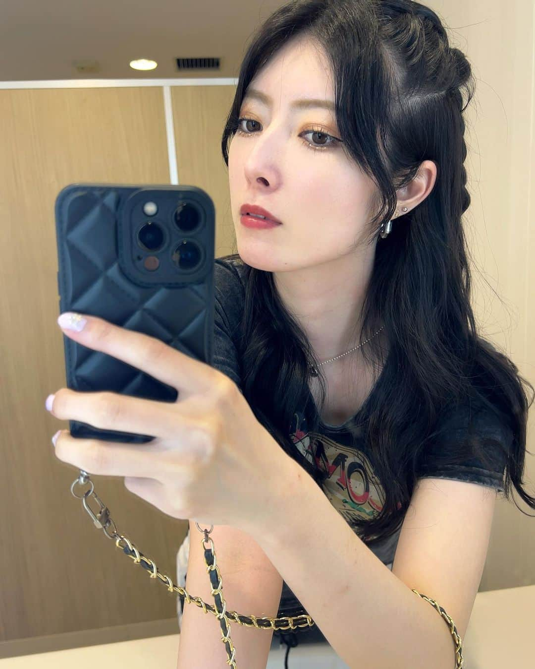 日下部美愛さんのインスタグラム写真 - (日下部美愛Instagram)「🖤🖤⁡ ⁡  #selfie #黒髪 #黒髪ロング  #動漫 #粉我 #角色扮演 扮演 #时装 #时装模特 #自拍 #animegirl #instagood #followforfollowback #japan  #idol #followme」8月22日 20時19分 - miakusakabe_official