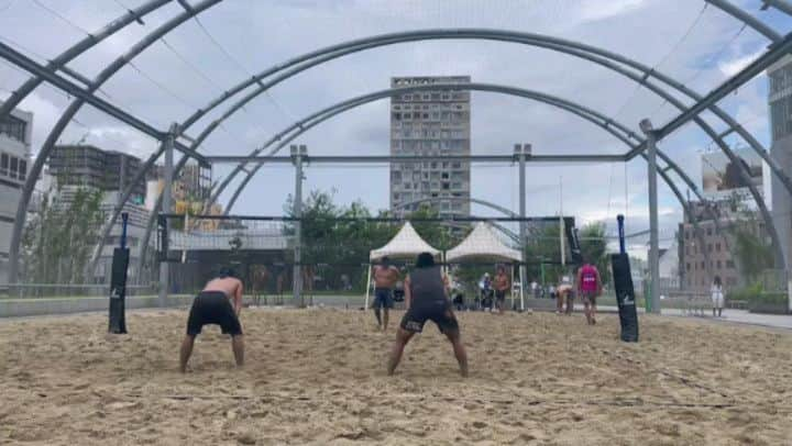 清水邦広のインスタグラム：「宮下パークで練習！ 雨降ってもやりまっせ！！  もうふくらはぎパンパンなんですけど！  キレイなトスが上がったら快感！  インドアの動きしてますが これからちょっとでもうまくなるように頑張ります！  #ビーチバレー #西村晃一 #宮下パーク #もっとうまくなりたい #面白すぎる #時間が足りない。。。」