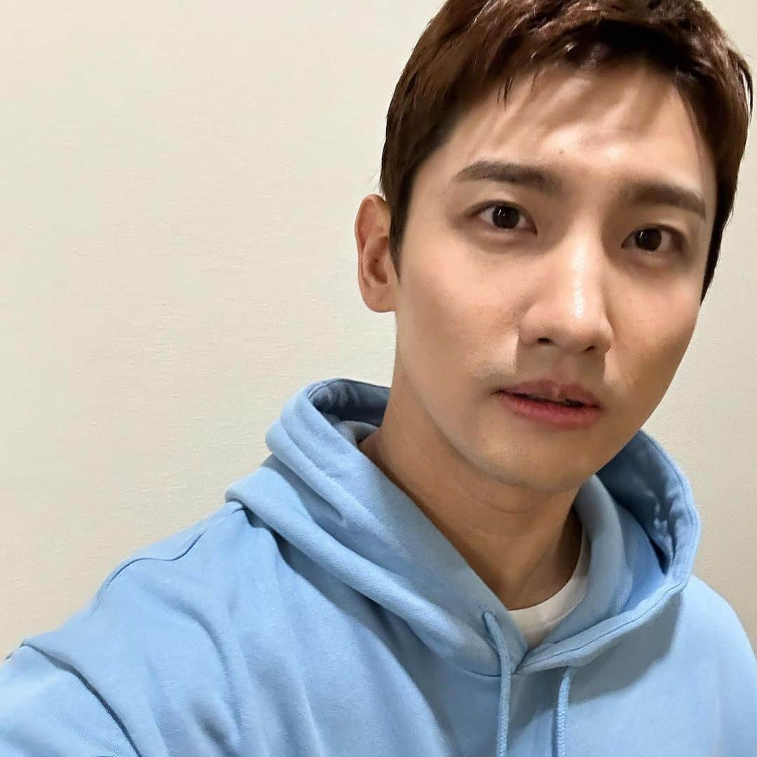 チャンミンさんのインスタグラム写真 - (チャンミンInstagram)「비는 왜 또 와….🥺🐶」8月22日 20時21分 - changmin88