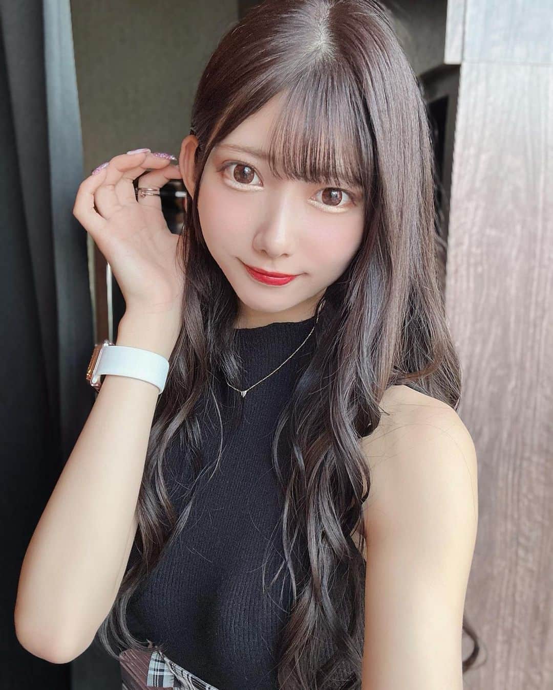 山広美保子のインスタグラム：「なになに？ . . . . . #夏服 #スカート #ミニスカート #美脚 #ニットワンピース #タイトスカート #ワンピース #フェミニン　#私服 #全身コーデ #アイドル #idola #lucu #cantik #ไอดอล  #follow #フォロワー募集中 #いいね返し #乃木坂46 #乃木坂46 #大人 #大人女子 #大人女子コーデ #美脚 #撮影  #巻き髪 #ロングヘア #ヘアアレンジ #ノースリーブ #ノースリーブワンピース」