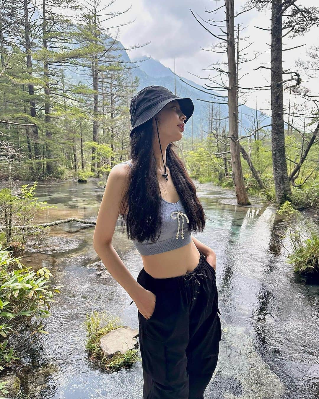 のインスタグラム：「昨年ぶりの上高地⛰️ 以前通らなかった湿地帯を歩いて。 自然のパワーすごい  all @sheinofficial shoes @salomon  #上高地#岳沢湿地#河童橋#明神池 #kamikochi#japanmountain #ハイキングコーデ#山ガール #山ガールファッション#ハイキング」