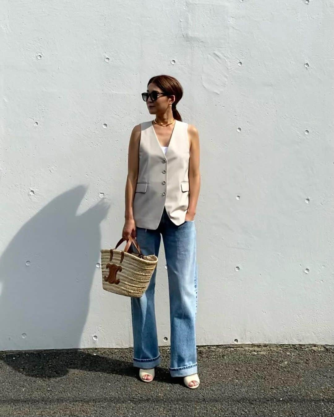 ei0601meのインスタグラム：「色違いで買ってしまったGUのベスト🩵  tops: @gu_for_all_  denim: @maisonmargiela  bag: @celine  ・ ・ ・ ・ #gu #gu_for_all #celine #celinebag #maisonmargiela #denim #whimgazette #guコーデ #ジーユー #ジーユーコーデ #ジーユー購入品 #マルジェラ #マルジェラデニム #セリーヌ #セリーヌバッグ #かごバッグ #ベストコーデ #シンプルコーデ #大人カジュアル #プチプラコーデ #アラフォーコーデ #アラサーコーデ #40代コーデ #30代コーデ #高身長コーデ #デニムコーデ #高見えコーデ」