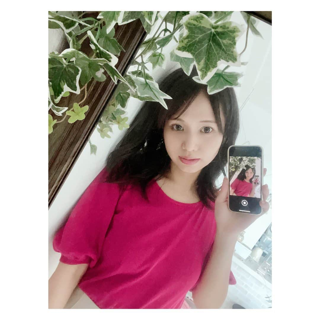 小河結香さんのインスタグラム写真 - (小河結香Instagram)「🎀 up date 🎀  最新の私です😆 美容院行ってきました✨  《色味・トーン》 オリーブのトーン8  《カラー剤》 アディクシーカラー  《トリートメント》 2StepTr  《カット》 セミロングのレイヤーカット  バッサリ20㎝程切り落としました✂️ 美容師さんに『…では…切ります』と 神妙な面持ちで構えられた🤣 すぐ伸びるんでバッサリいって下さい と笑って答えた私でした✋  相変わらず赤みが強いので もうアッシュ系にしか染められません💧 その中でも最近はガッツリ緑を 入れ続けてるんだけど 昔はピンクベージュ一択だったな🙄  美容院の後オタ活予定だったので いい感じにセットしてもらいました💕 実はこの韓国風の自撮りを やりたかっただけっていうね👍  #ヘアサロン #ヘアメンテ #オリーブカラー #レイヤーカット #韓国風自撮り」8月22日 20時26分 - yun2world