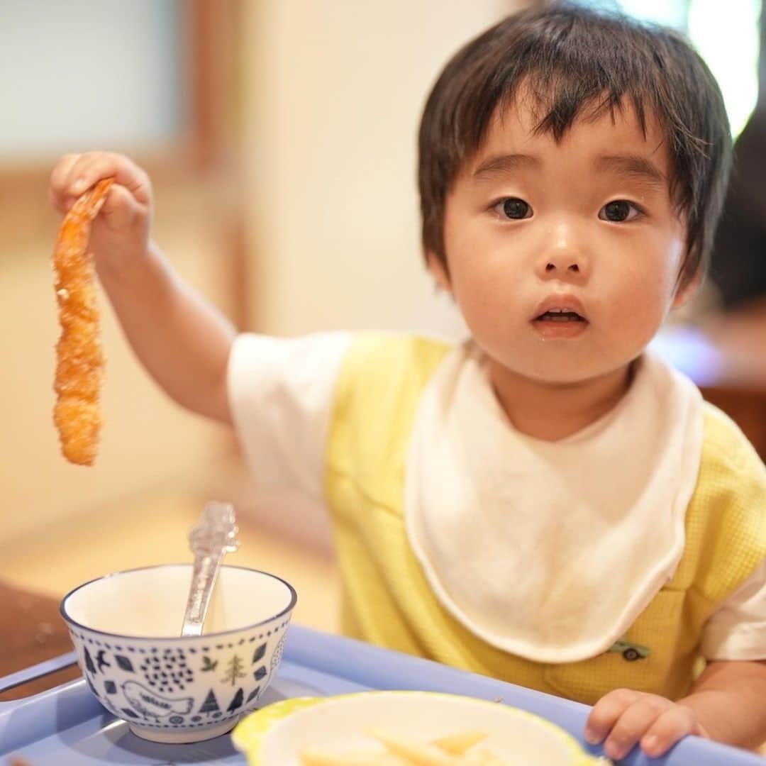 きりののインスタグラム：「エビフライ大好き🍤  でもいつもしっぽから食べちゃう！なんでなの〜笑  #2歳男の子」