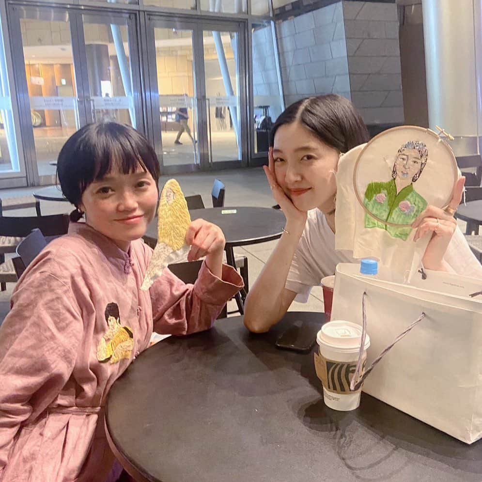 小谷実由のインスタグラム：「明日からついに、小菅くみさんとの二人展「読むということ 縫うということ 旅をするということ - 時間を縫う私たちの旅-」が @candlecafe12 にて始まります🐈‍⬛🦭🪡📖  私はこちらの展示で一体何をやっているのかというと、私が大好きな本たちのさらにその中にある大好きなエッセイをいくつか選出、それにまつわる短い文章を書いております。 くみさんには選出したエッセイを読んでもらい、そこから受けたイメージを作品にしてくれているのですが、、！なんとその作品の中に私のような人がいる、いる、いる、、、！😳 自分が好きな本と好きな作家さんが交わるだけでも夢のようなことなのに、まさか自分が縫われているとは、、！と驚きと嬉しさでいっぱいです（くみさんのインスタには作品が先行で公開中。もちろん直接見るのが圧倒されるのでおすすめですが、早く見たい！という方はお先にどうぞ🦭 @kumikosuge )  それぞれのエッセイから思い描いたくみさんのイメージする風景を見て、私が思い出したことを読んで、その本を手にしてもらえるきっかけになったら嬉しいなぁと思っています☺️是非見に来てください🌷  △ll 20th Anniversary Project vol.2 刺繍/小菅くみ  文/ 小谷実由 「読むということ 縫うということ 旅をするということ - 時間を縫う私たちの旅」  2023.8/23(水)-9/2(土) 11:00〜（翌）5:00（日月祝は18:00〜、8/27はお休み) @下北沢 Candle Cafe 世田谷区北沢2-37-3-2A」