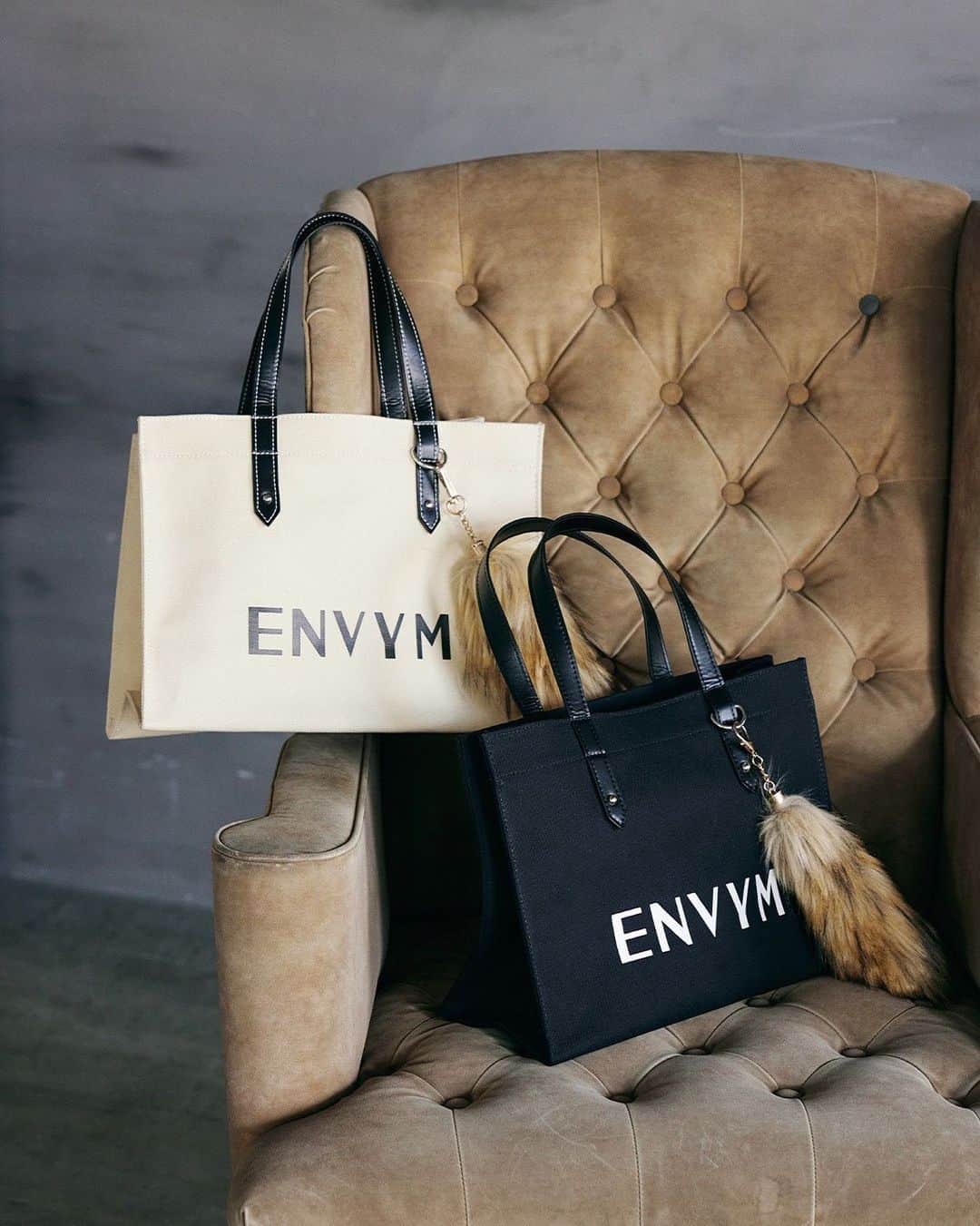 ENVYMのインスタグラム：「【𝐍𝐄𝐖𝐒❤️‍🔥】  渋谷109店8/26よりリニューアルオープン致します！！  リニューアルに合わせて8/26よりノベルティーSTART🩷  ￥15,000以上お買い上げの方に トートバッグをプレゼント✨ ⚠️渋谷109以外の店舗は9/1よりノベルティースタートとなります⚠️  是非こちらのENVYM TOTEBAG GETしてください！  ----------------------------------------  #ENVYM#2023AW」