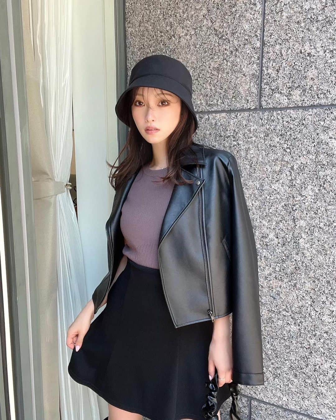 木田絵里香のインスタグラム：「. いざ使う時期になると完売してるから気をつけて🤭 このライダースはM着用♡ TOPのURLからどうぞ🏷️ 10%OFFクーポンも載せます▶︎MS_06656 . #ライダース#秋コーデ#バケハコーデ#スカートコーデ#ミニスカート#スウェットコーデ#コーデ#メイク」