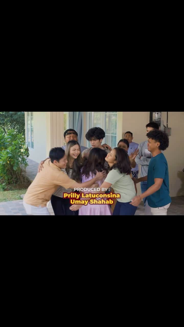 Prilly Latuconsinaのインスタグラム：「Cerita sekumpulan anak kost yang punya kepribadian aneh, unik, dan bikin ngakak abis. Dari influencer wanna-be, pedagang online shop, pasangan dysfunctional, orang kaya tapi gabut, sampe wibu yang kocak ngumpul semua di South House.   Pantengin Vision+ Originals TEMEN NGEKOST yang akan mulai nagihin uang bulanan mulai tanggal 8 September 2023, cuma di @visionplusid 🏡  #VisionPlus #VisionPlusOriginals #TemenNgekost #TemenNgekostOriginalSeries #SinemaKuPictures #AmelCarla #AbunSungkar #AryaMohan #BobbySamuel #ValeriaStahl #UmayShahab #PrillyLatuconsina #EbelCobra #AldiTaher #UmayShahab」