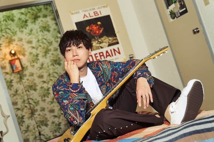 梶原岳人のインスタグラム：「.  ／｡⋆*　 #梶原岳人 最新アーティスト写真解禁🎊 ＼*⋆｡  10月25日(水)発売 3rd mini Album「#人生のライフ」 その最新アーティスト写真が解禁となりました✨  (スタッフ) 📌ミニアルバム予約はこちら https://avex.lnk.to/3rdminiAL_LIFEofLIFE_buylink」