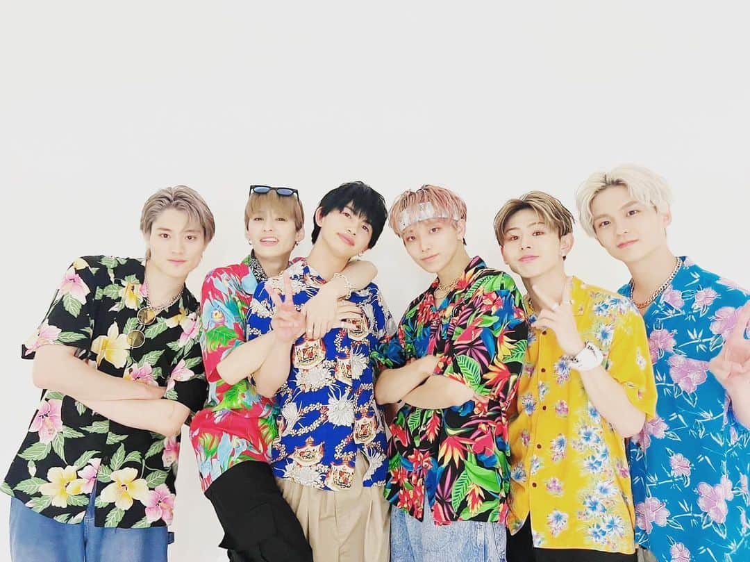 のインスタグラム：「本日発売📚 #JUNON 10月号に #ONENONLY さん登場してくれてます✨✨  最新曲『EVOL』のお話しはもちろん、本気のゼロ距離みせてくれました☺︎❤︎  #JUNON #onenonly #これが本当のゼロ距離なんだ #TETTAくんに学びました #詳しくは誌面で確認してください #あと毎日エヴォりましょ #写真集もよろしくお願いしまぁす😎」