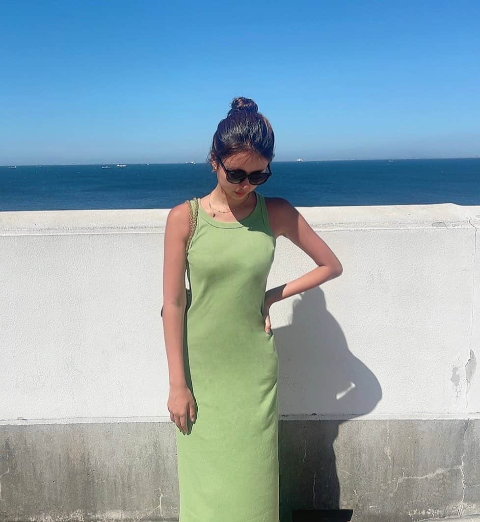 のインスタグラム：「海の直後で腕真っ赤か🥹🥹  天気良すぎて最高だった🐻☀️  #ロングワンピース#グリーンコーデ#グリーンカラー #緑コーデ#夏コーデ#ノースリーブ#タンクトップ#アメスリ#サングラス#サングラス女子 #サングラスコーデ  #grl#grl購入品 #grlコーデ #グレイル#グレイル購入品 #グレイルコーデ #楽チンコーデ#カジュアルコーデ#海コーデ#うみほたる#千葉観光#千葉グルメ#ゴルフ女子#日焼け女子#プチプラコーデ」