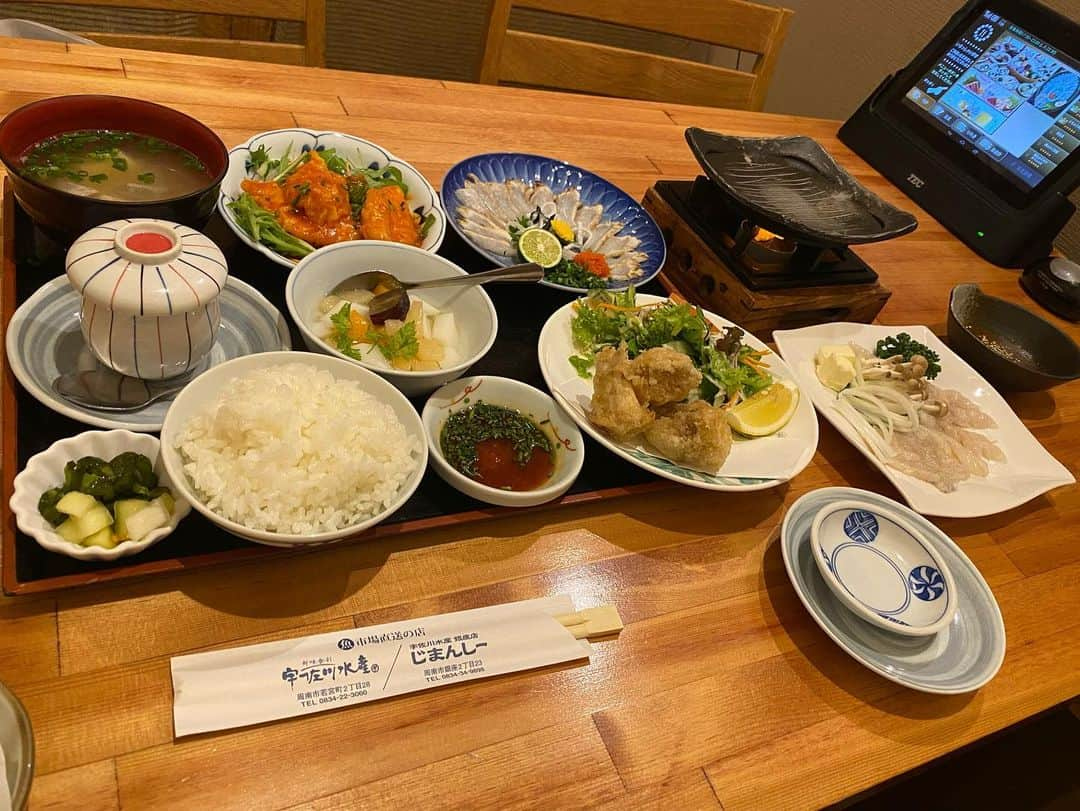 橘花凛さんのインスタグラム写真 - (橘花凛Instagram)「お仕事で山口県徳山へ✨🚣 前乗りしたので1人でご飯食べに行ってきました🌸 店員さんが写真撮ってくれたよ📷 ふぐを食べたくて山口県が堪能できるお店に行きました！ みんなに教えてもらったグルメやお店にも行ってみたかったのですが、近くになかったのと時間もなく😢今度行った時はゆっくり探索できたらいいなぁ💓  そして本日朝からすなっち〜ず！YouTube生配信観てくださった皆様ありがとうございました🙇‍♀️✨ サッポロビールカップということで朝から飯田さんとビールを飲みながら予想させてもらいました🍺笑 楽しかったです💓 飯田さん、スタッフの皆様優しくして頂きありがとうございました🙇‍♀️✨ また出演できますように🥰」8月22日 20時41分 - rintakahashi0809