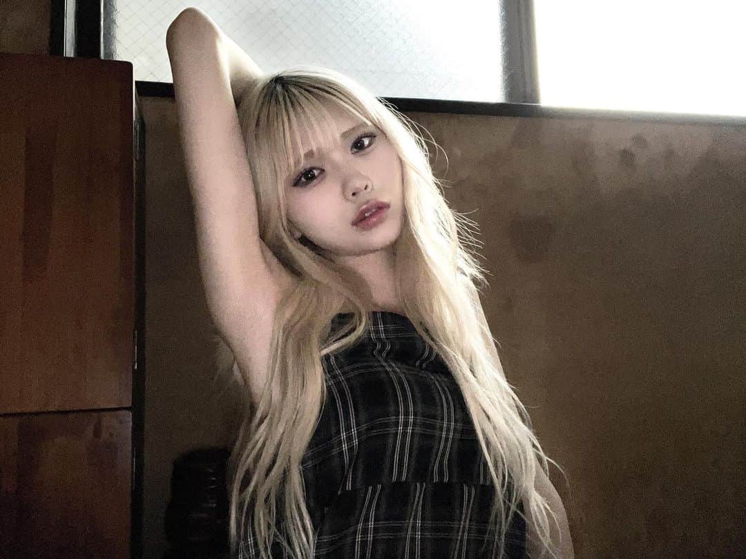 謝花南のインスタグラム：「ばｧか♡ . . . . . . . . . .  #ロング #ロングヘア#ぱっつん前髪 #ハイトーン #ハイトーンロング #ブロンド #ストリート系女子 #y2kファッション #y2kstyle #スニーカー女子 #コケットスタイル#舌ピ #へそピ #猫目#猫メイク #裸眼メイク #クロミちゃん #ootd #韓国ヘア」