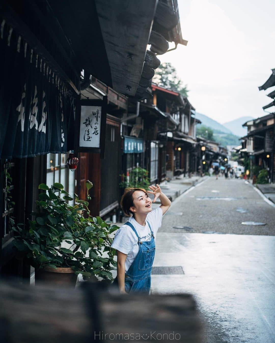 こんちゃんさんのインスタグラム写真 - (こんちゃんInstagram)「彼女と過ごした夏休み🎐 愛知〜新潟まで1週間かけて車中泊しながらふたりで各地を満喫した夏の思い出。  突然のスコールに見舞われた日もあれば、早朝から登山して目標の絶景が見れなかった日も、朝4時半に起きて離島へ行こうとしたら1日間違えた日もいろいろあったけど、全部ひっくるめて楽しかった夏の旅🚐 (写真の場所気になる！て人は是非YouTubeへ🎬) まだ夏の旅は控えてるので、そろそろ準備せねば…！！！！  #とったび #奈良井宿  #霧ヶ峰高原  #八方池  #野沢温泉村  #佐渡島  #長岡花火」8月22日 20時34分 - hiromasakondo