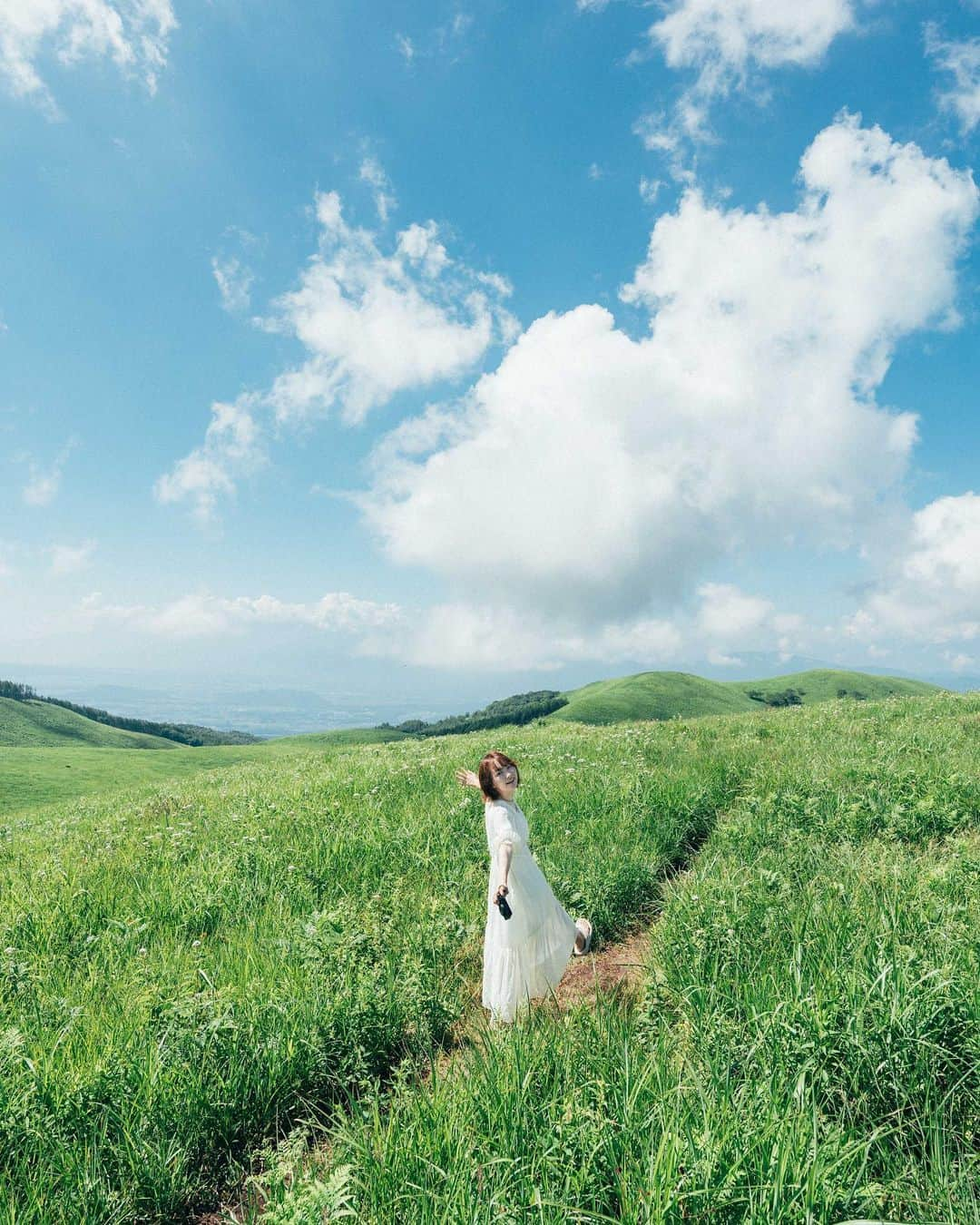 こんちゃんさんのインスタグラム写真 - (こんちゃんInstagram)「彼女と過ごした夏休み🎐 愛知〜新潟まで1週間かけて車中泊しながらふたりで各地を満喫した夏の思い出。  突然のスコールに見舞われた日もあれば、早朝から登山して目標の絶景が見れなかった日も、朝4時半に起きて離島へ行こうとしたら1日間違えた日もいろいろあったけど、全部ひっくるめて楽しかった夏の旅🚐 (写真の場所気になる！て人は是非YouTubeへ🎬) まだ夏の旅は控えてるので、そろそろ準備せねば…！！！！  #とったび #奈良井宿  #霧ヶ峰高原  #八方池  #野沢温泉村  #佐渡島  #長岡花火」8月22日 20時34分 - hiromasakondo