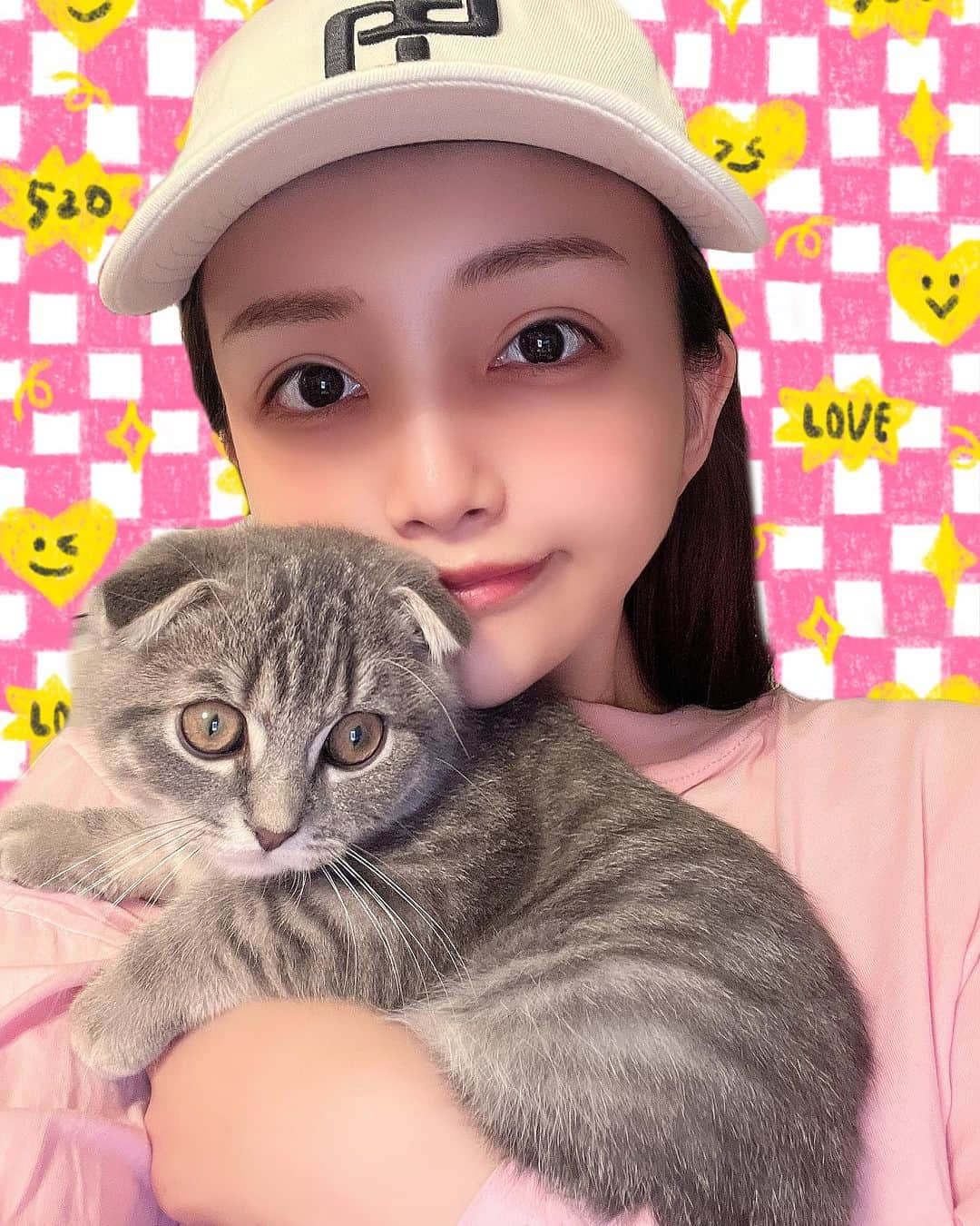 宇佐美あいりのインスタグラム：「ミチュとツーショット🐈‍⬛💙  抱っこしたらおとなしく してくれないからなかなか 一緒に上手く撮れない🥺w  可愛い赤ちゃん👶💙🩵  #ねこ#cat#猫#愛猫#ペット#新しい家族#家族#子猫#眉毛猫#スコティッシュフォールド#ブリティッシュショートヘア #眉毛#凛々しい#イケメン#寝顔#甘えん坊#赤ちゃん#귀여운#にゃんすた#にゃんすたグラム#みんねこ#ねこ部#ねこのきもち#猫好き#love#ねこ猫との暮らし#catstagram#followme#instadaily#instalike」