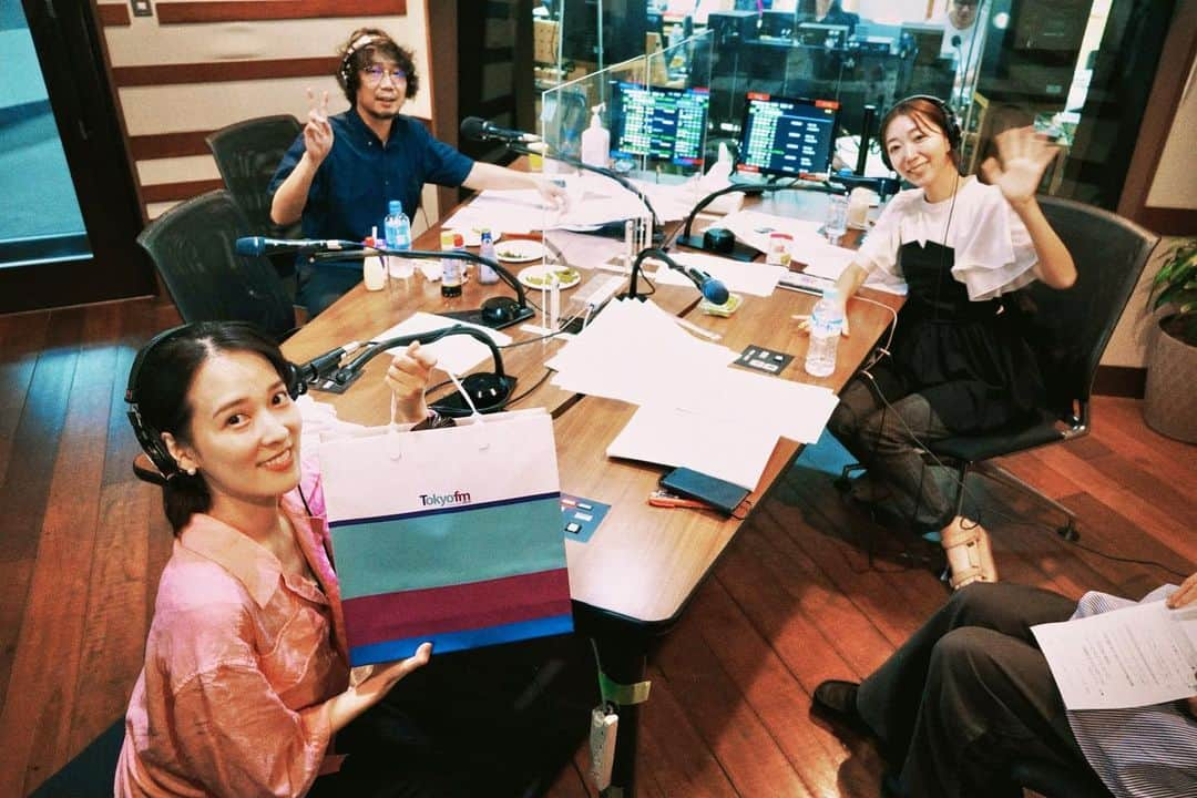 奈津子さんのインスタグラム写真 - (奈津子Instagram)「今夜も東京FM #スカロケ 生出演有難うございました✨パーソナリティのやしろ本部長　@manbouyashirohiroyuki 浜崎秘書　@mihohamasaki_japan 構成作家の谷口さんからオシャレな調味料🧂セットを誕生日プレゼントでいただきました❤️🥹ちなみに今日は　#ししとう 企画でスタジオ内がずっと香ばしい匂いでいっぱいでした笑  気づけば番組出演も約10年目…あいだに産休と育休をいただきましたが本当にありがたい限りです。温かい出演者の皆様、スタッフの方々、リスナーさん✨これからも引き続きよろしくお願いします！  #家電 #家電好き #家電女優 #奈津子 #ラジオ #ラジオのある暮らし #スカ盆  #マンボウやしろ さん　#浜崎美保 さん　#生放送」8月22日 20時36分 - natsuko_kaden