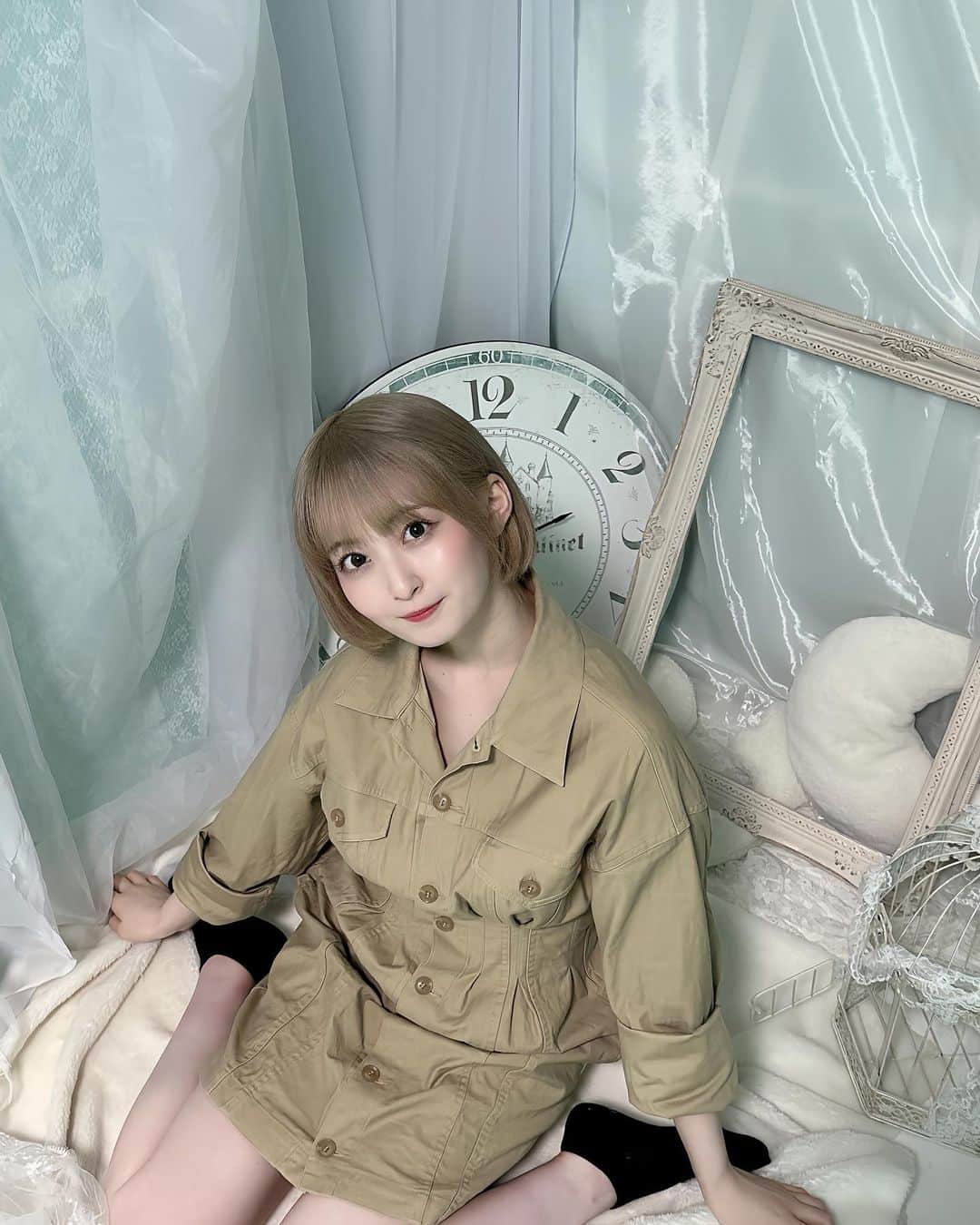 白井真緒のインスタグラム：「🕛🐚🫧 ⁡ ⁡ ⁡ #ハイトーンボブ #ハイトーンショート #ハイトーンカラー #撮影会 #camera #こはくのふく #moussy」
