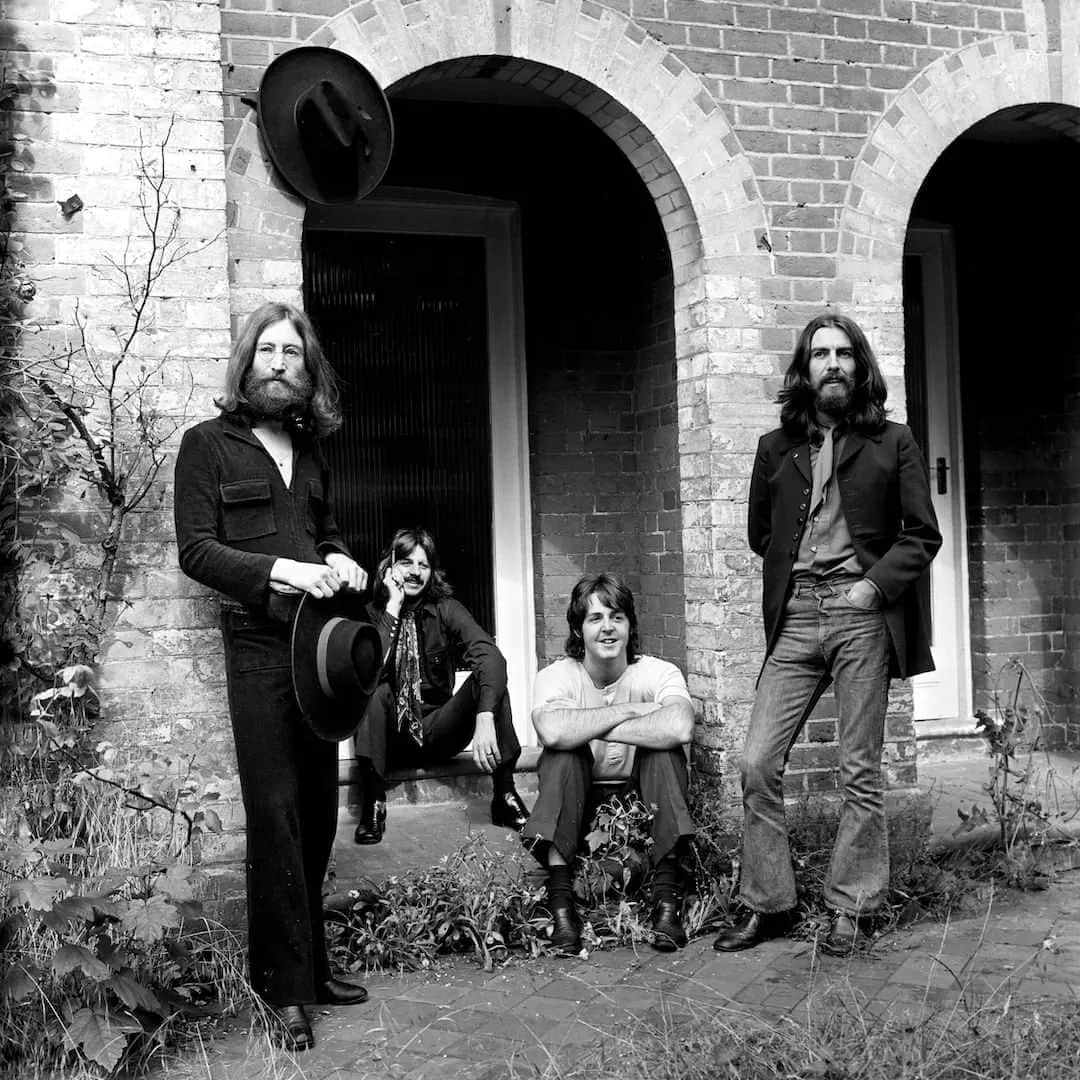 The Beatlesさんのインスタグラム写真 - (The BeatlesInstagram)「#OTD in #1969, #TheBeatles had a photo shoot at John’s house - Tittenhurst Park. It turned out to be their last photo shoot as a band. ⁠ ⁠ “The truth within us has to be realised: when you realise that everything else that you see and do and touch and smell isn’t real, then you may know what reality is, and can answer the question ‘Who am I?’” - George ⁠ ⁠ @georgeharrisonofficial @johnlennon @paulmccartney @ringostarrmusic⁠ ⁠ Photos © Apple Corps Ltd.」8月22日 20時36分 - thebeatles