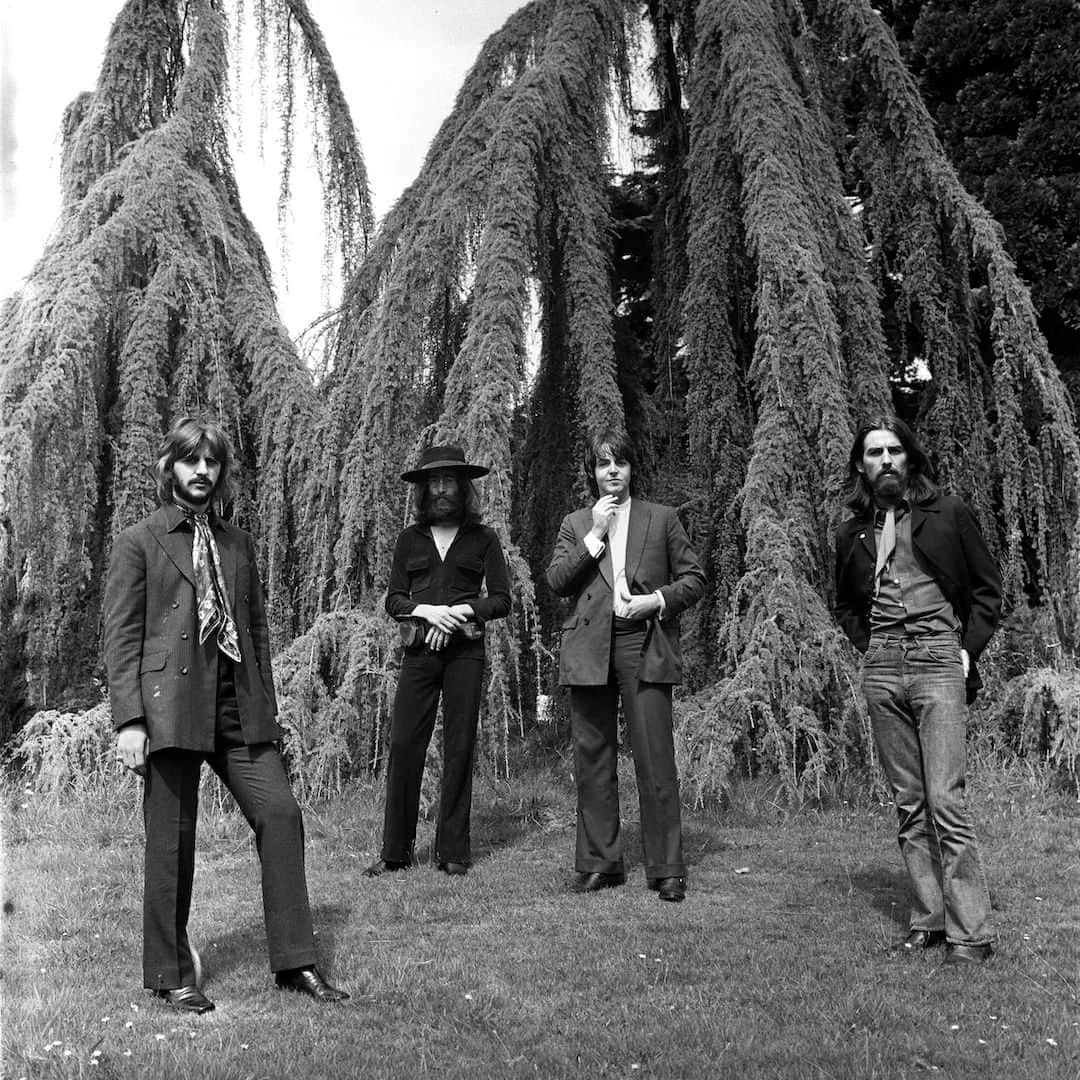 The Beatlesさんのインスタグラム写真 - (The BeatlesInstagram)「#OTD in #1969, #TheBeatles had a photo shoot at John’s house - Tittenhurst Park. It turned out to be their last photo shoot as a band. ⁠ ⁠ “The truth within us has to be realised: when you realise that everything else that you see and do and touch and smell isn’t real, then you may know what reality is, and can answer the question ‘Who am I?’” - George ⁠ ⁠ @georgeharrisonofficial @johnlennon @paulmccartney @ringostarrmusic⁠ ⁠ Photos © Apple Corps Ltd.」8月22日 20時36分 - thebeatles