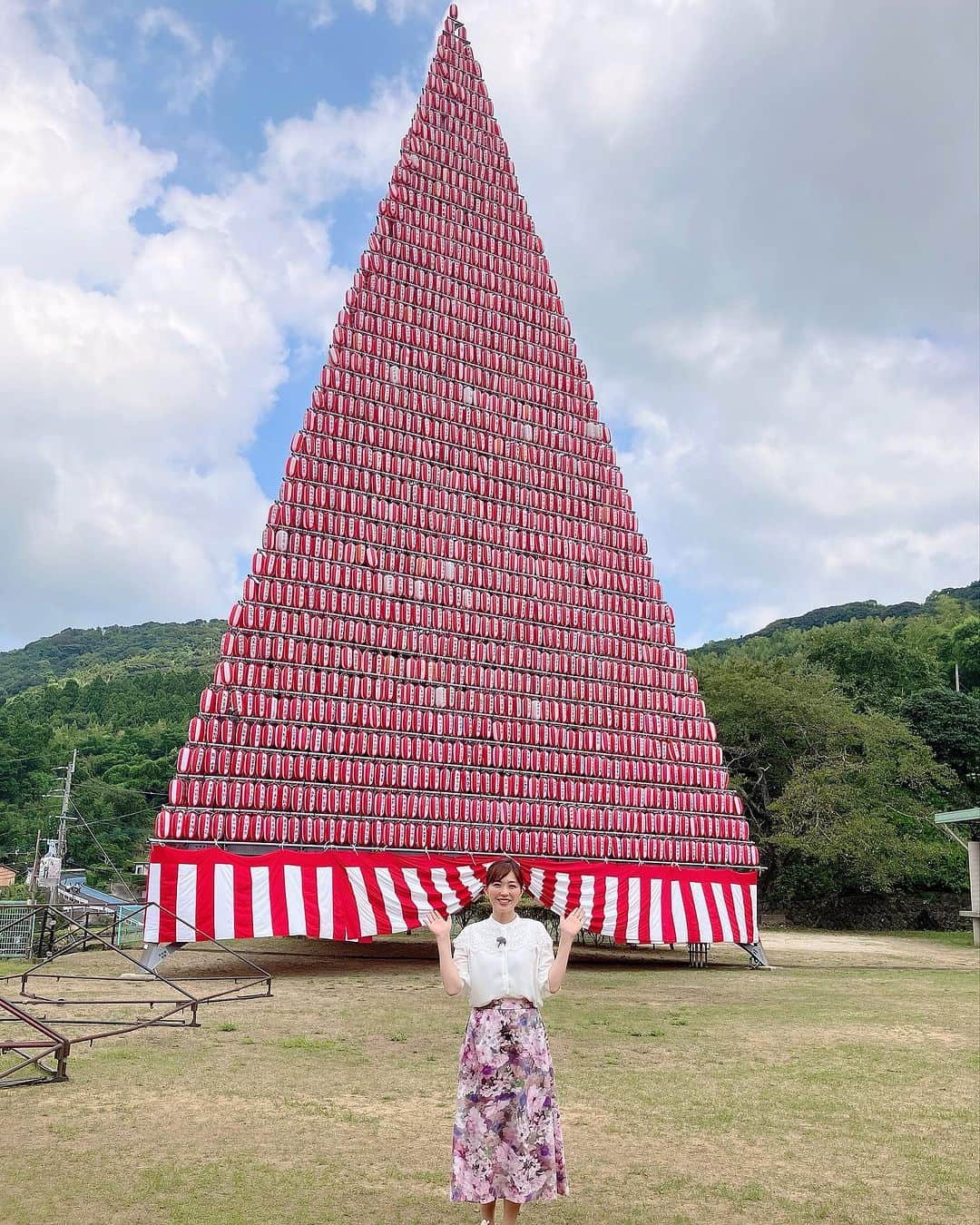 豊崎なつきのインスタグラム：「* 明日からは 江迎千灯籠まつりが行われます♪  見て下さい‼︎ この灯籠タワー✨  もう圧巻です🤗💕  明日夜は 灯りが灯されて綺麗なんでしょうね♡  #江迎 #佐世保 #江迎千灯籠まつり  #pint #豊﨑なつき #nbc #nbc長崎放送」