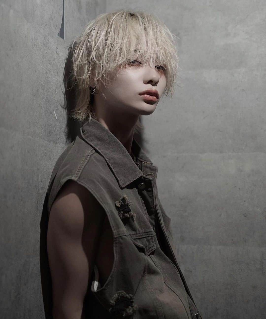 のインスタグラム：「ホワイトウルフ  thankyouforyourcomments  #メンズウルフ#パーマ#ulzzangboy #メンズパーマ #マッシュ#ウルフ#マッシュウルフ #맞팔#マッシュショート #シースルーバング#スパイラルパーマ #ツイストスパイラル#センターパート#ウルフカット#韓国ヘア #ツイストスパイラル#カルマパーマ#menscut#menshair」