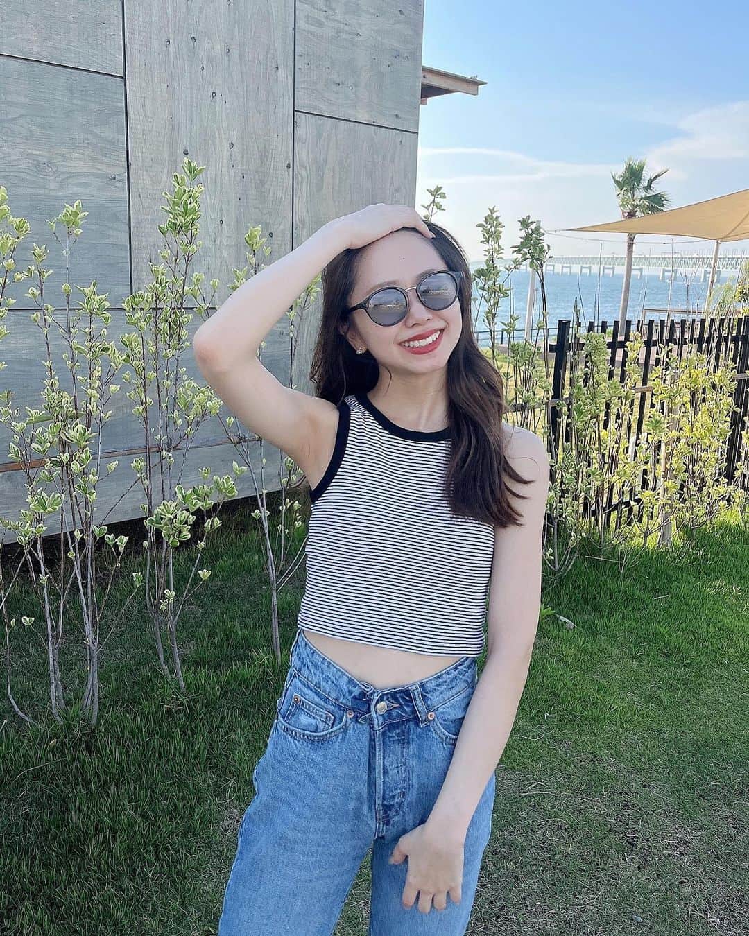 平山真衣のインスタグラム：「最高に夏楽しんでそうな写真を皆さんにも おすそ分けします🍉笑   これで涼しくなってくださいな😙    サングラスも付けてみました、どうでしょう😎     #夏女#になってみました#いぇい😆 #ootd#ootdfashion#夏服#夏コーデ#タンクトップ#デニムコーデ#サングラス#カジュアルコーデ#大人カジュアル#シンプルコーデ#海#02#nmb48」