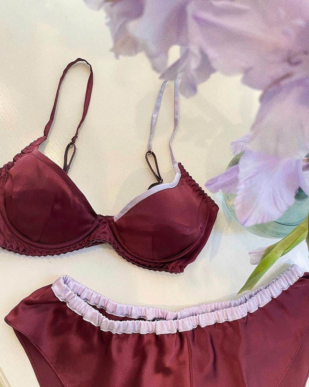 Chiyono Anneのインスタグラム：「Our “Plunge Variation bra” in a perfect Autumn palette🎨💜　 アシメトリーデザインが新鮮で素敵だったお客様のオーダー。  #チヨノアン #ビスポーク #chiyonoanne #bespokelingerie #ランジェリー」