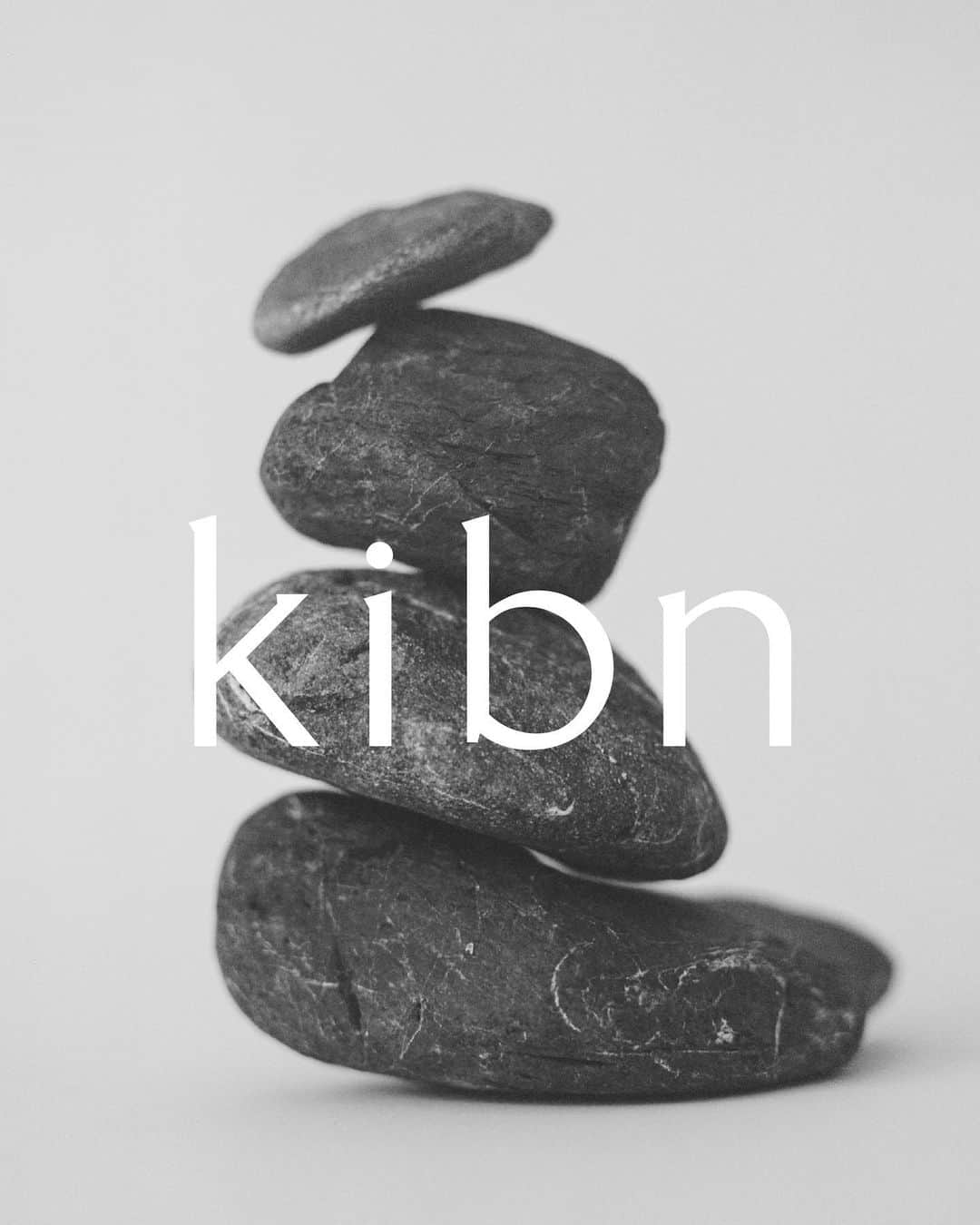 Kisshomaru S.のインスタグラム：「kibn ( キブン ) @kibn_official というブランドを立ち上げました。  AI やテクノロジーが日々進化している今日。改めて「人間らしさ」とはどのようなものでしょうか。私たちにとって興味があることは、個人的な記憶や感覚、人と人との繋がり、そして身近な人や環境を愛することです。わからないことや曖昧なこと、言語化しにくいことを許容したり愛すること、 そしてそれらを自らに問いかけることも、人間らしさに繋がっていくのではないかと考えています。  kibnは、植物から抽出した精油をブレンドした空間や衣服にも使用できる “Fragrance Spray” 純植物性原料がベースの石鹸に、天然由来の香りを添えた “Hand Wash”。 それぞれ "Dsus4” ( ディーサスフォー ) “G♭maj9” ( ジーフラットメジャーナイン ) の 2 種の香りでご用意しています。写真や音をベースに調香師さんと何度もやりとりを重ね、植物由来原料にこだわって調合し、 どちらの香りにも一部に日本茶を使用して蒸留しています。  世の中にものや情報が飽和している中で、改めてものを作ること、そしてものを通して対話することの難しさを感じています。だからこそ、こだわり抜いたものに共感できる人にものを届けて、そして対話が生まれ、そのご縁が巡り巡って、あなたにとって日々の小さな幸せや気づきのきっかけの一部になれば幸いです。   _____  Statement:  As uncertainty gives way to certainty, we must question where our sense of “humanity” truly lies. We derive our essence from memories, the colors of our past, the landscapes we've traversed, and the subtle notes of fragrance we've encountered. It's those indescribable, ambiguous sensations and feelings, often referred to as “moods”, that fundamentally shape our individual identities.  You are uniquely you, intertwined with the world and in communion with others.  “kibn” exists between us all, serving as a bridge between each individual and the world around us.  不確かなものが、次々と確かなものへと置き換えられようとしている今日。 わたしたちにとっての“人間らしさ”はどこへ向かっているのでしょうか。 人は“香り”から記憶を手繰りよせ、色や景色、そして音色を想起します。 “気分”とも呼ぶ、その言語化できない不確かで曖昧なものや感覚こそ、 私たち一人ひとりを定義づける原理とも言えるのではないでしょうか。 あなたがあなたとして存在していること。 そしてこの世界と繋がり合い、共に生きているということ。 “kibn”は、人と人とのあいだに。 そしてあなたとこの世界とのあいだへ。」
