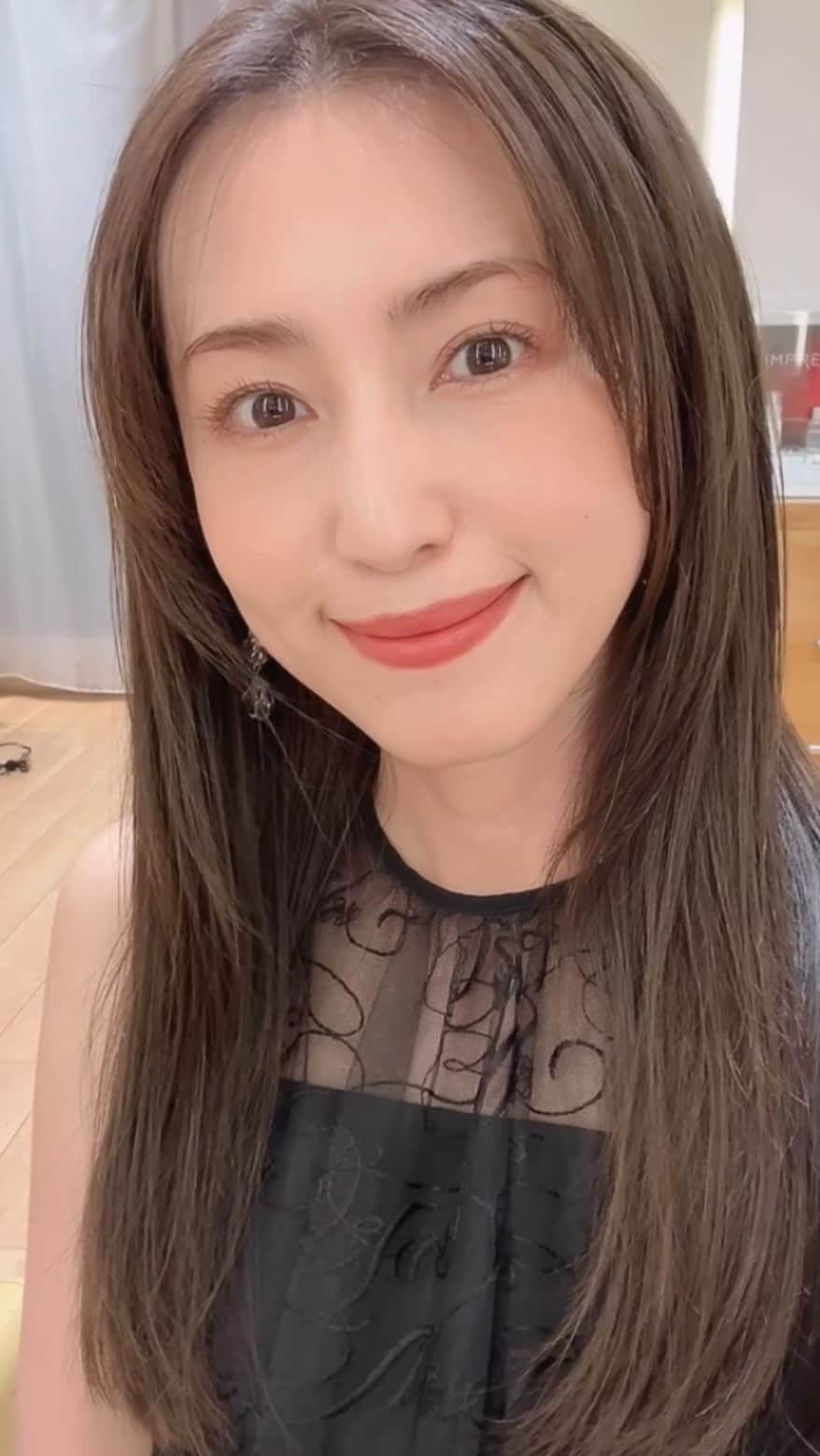 有村実樹のインスタグラム：「前回から、髪色をすこし暗めのダークオリーブ系にしています。 ⁡ 髪色が暗くなると、コントラストで肌が白く綺麗に見える一方、暗すぎると重たく古く見えてしまう時も、、 ⁡ 今のダークオリーブ系のカラーは落ち着いた大人っぽさはありつつ、抜け感もあるので野暮ったくならない絶妙な色味。 秋冬にも似合うカラーです☺️ ⁡ ⁡ 明るい髪よりも、艶も綺麗に見えるからいい感じ。 ⁡ ⁡ ⁡ ⁡ ⁡ ⁡ #スキンケア #美容 #美容好きな人と繋がりたい #メイク #コスメ #コスメ好きさんと繋がりたい #美容研究家 #植物療法士 #有村実樹 #ヘアカラー #ダークカラー #艶髪 #代官山 #tricca」