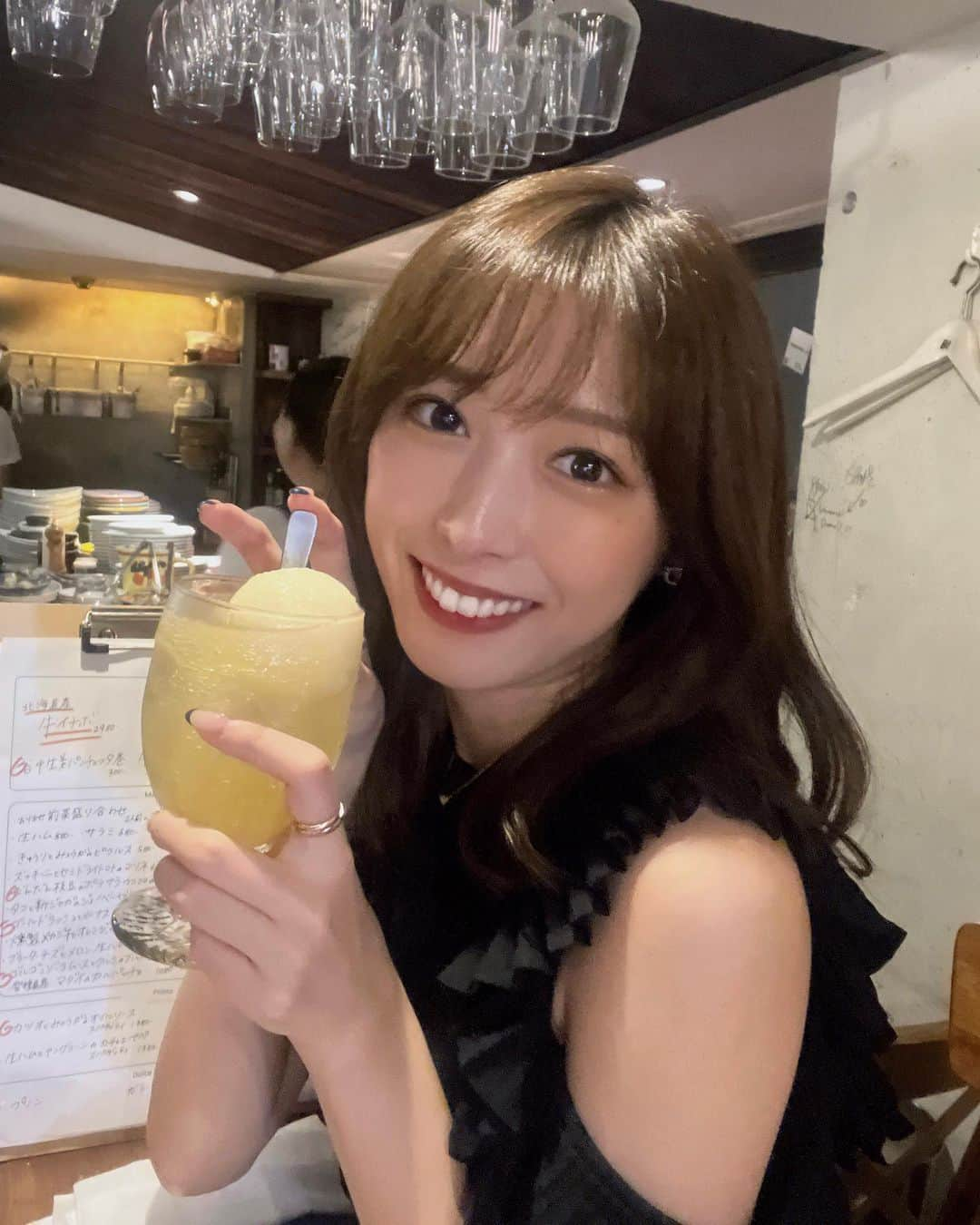 依田奈波のインスタグラム：「仕事終わりに同期とサク飲みに🍷  ボリュームたっぷりでどのお料理も美味しかったです🤭  一番の目玉は、 炭火で焼いたお肉の盛り合わせ！ 3種類あって飽きずに楽しめるのでとてもおすすめです❤︎  桃のシャーベットがはいったお酒も 飲みやすくてとても美味しかったな〜🍑  #アラ原宿 #原宿グルメ #原宿ビストロ #原宿ディナー #表参道ディナー #明治神宮前グルメ #イタリアンバル #PR」