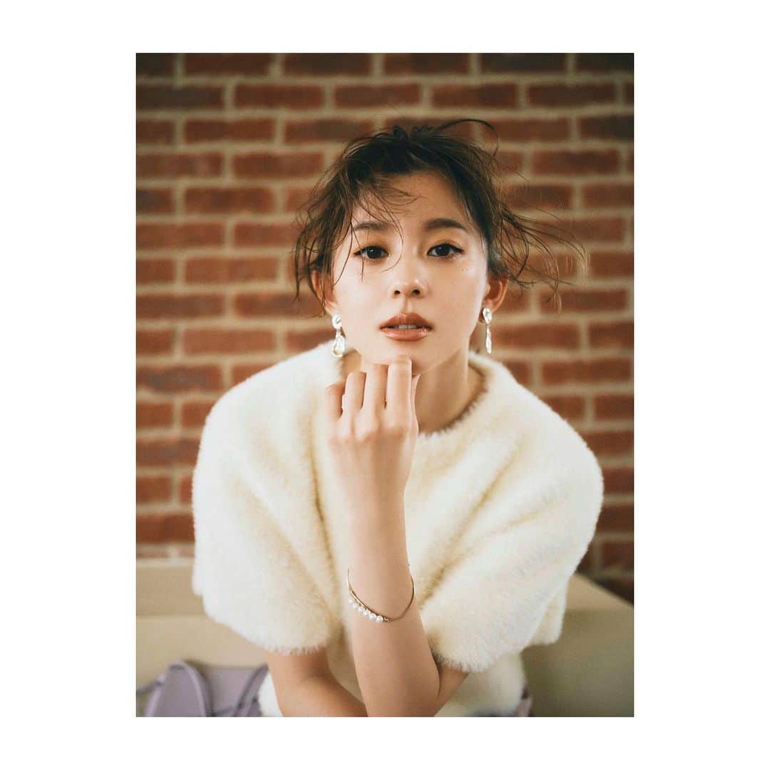 木部明美のインスタグラム：「・ ⁡ my work☺︎ ⁡ 2023 AUTUMN COLLECTION Vol.1 JUSGLITTY× Aya Asahina @jusglitty_official  ⁡ 朝比奈彩さん @asahina_aya  ヘアメイクしてます♡ ⁡ Autumn 最新LOOK🍂 ぜひ〜！ チェックしてみてねー！🥰 ⁡ #hairmake#make#hair#きべヘアー#きべメイク🍡」