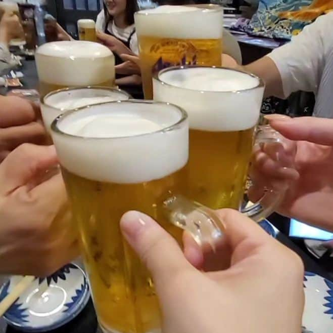 岡本真夜のインスタグラム：「プチ同窓会✨️乾杯。  高校の時のクラスが仲良くてね。  高知に帰ったとき スケジュール合う友達が いつも集まってくれます✨  コロナ禍ずっと会えなかったから ４年ぶり😌  一瞬であの頃に戻れる場所。  #高知家 #かつお #どれも美味しい」