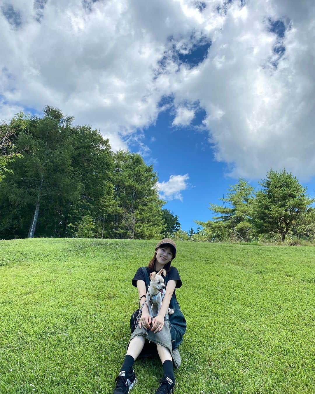 溝口恵さんのインスタグラム写真 - (溝口恵Instagram)「山梨に行ったらいつも寄る公園へ🌻 私と旦那さんもお気に入りなんだけど、なにより愛犬ひじきさんが1番楽しそうにしているので、連れていく私達も自然と笑顔になります☺️🐶 緑がいっぱいで気持ちいい🌳  この日のデニムワンピにカバンはsheinさんのです👗 sheinでお買い物の際はクーポンよければ使ってみてね→megu2023  #ひじめぐ #犬 #わんこ #dog #愛犬 #shein #sheinforall #デニム #デニムワンピース」8月22日 20時43分 - mizomegudesu78