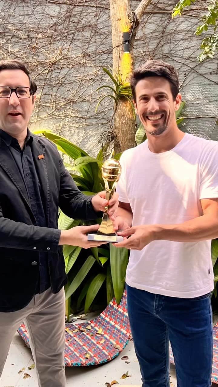 のインスタグラム：「Recebi o troféu 🏆 #CapaceteDeOuro - nosso Oscar do automobilismo - que a @revistaracing organiza há mais de 20 anos, pela minha atuação em 2022 na @fiaformulae com a 5a colocação e os 1000 pontos alcançados.  Agradeço de coração a essa equipe se dedica há décadas para o automobilismo brasileiro.」