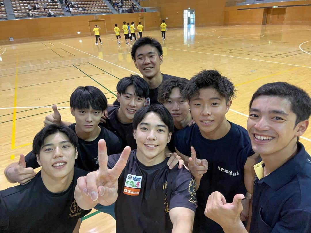 白井健三さんのインスタグラム写真 - (白井健三Instagram)「#全日本インカレ ・ 皆で勝ち取った団体2位🥈 でも、2位。 ・ 演技をしていない自分にももっと出来ることは絶対あると思える試合でした。 ・ また新しいメニューを取り入れたい、みんなとたくさん意見交換したい。 ・ そんな意欲を掻き立ててくれる選手たちに感謝🙇‍♂️ ・ 一喜一憂せずにまた立ち上がりましょう👍 ・ #インカレ #準優勝 #悔しいおめでとう #日体大」8月22日 20時44分 - kenzoshirai