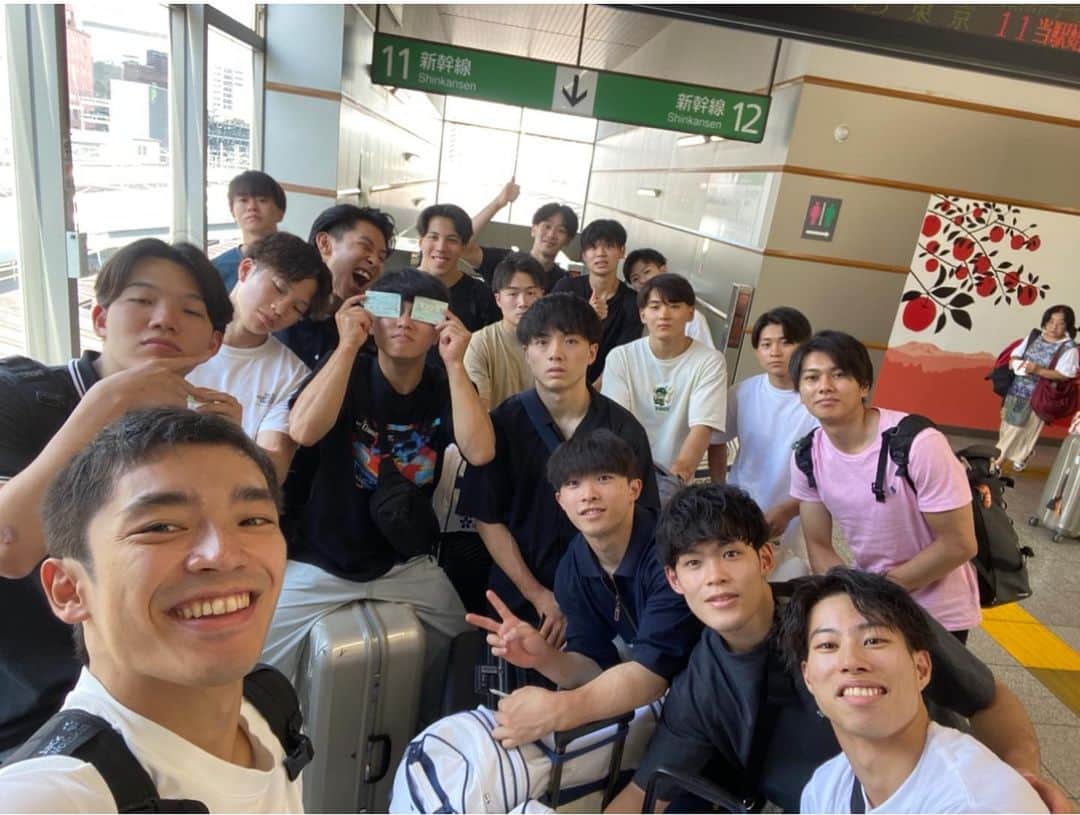 白井健三さんのインスタグラム写真 - (白井健三Instagram)「#全日本インカレ ・ 皆で勝ち取った団体2位🥈 でも、2位。 ・ 演技をしていない自分にももっと出来ることは絶対あると思える試合でした。 ・ また新しいメニューを取り入れたい、みんなとたくさん意見交換したい。 ・ そんな意欲を掻き立ててくれる選手たちに感謝🙇‍♂️ ・ 一喜一憂せずにまた立ち上がりましょう👍 ・ #インカレ #準優勝 #悔しいおめでとう #日体大」8月22日 20時44分 - kenzoshirai