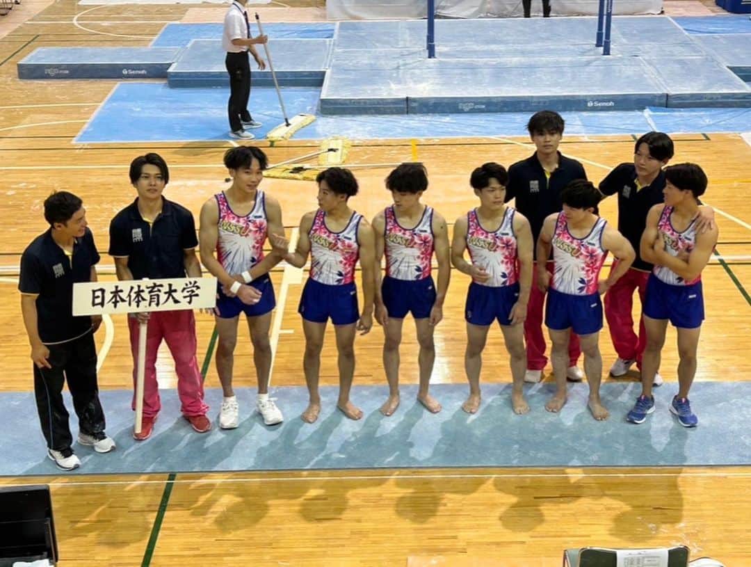 白井健三さんのインスタグラム写真 - (白井健三Instagram)「#全日本インカレ ・ 皆で勝ち取った団体2位🥈 でも、2位。 ・ 演技をしていない自分にももっと出来ることは絶対あると思える試合でした。 ・ また新しいメニューを取り入れたい、みんなとたくさん意見交換したい。 ・ そんな意欲を掻き立ててくれる選手たちに感謝🙇‍♂️ ・ 一喜一憂せずにまた立ち上がりましょう👍 ・ #インカレ #準優勝 #悔しいおめでとう #日体大」8月22日 20時44分 - kenzoshirai