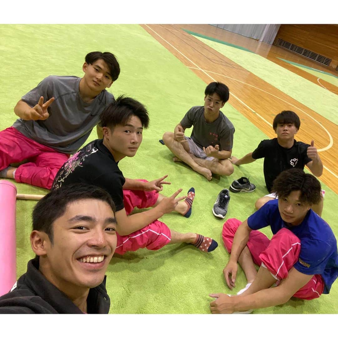 白井健三さんのインスタグラム写真 - (白井健三Instagram)「#全日本インカレ ・ 皆で勝ち取った団体2位🥈 でも、2位。 ・ 演技をしていない自分にももっと出来ることは絶対あると思える試合でした。 ・ また新しいメニューを取り入れたい、みんなとたくさん意見交換したい。 ・ そんな意欲を掻き立ててくれる選手たちに感謝🙇‍♂️ ・ 一喜一憂せずにまた立ち上がりましょう👍 ・ #インカレ #準優勝 #悔しいおめでとう #日体大」8月22日 20時44分 - kenzoshirai