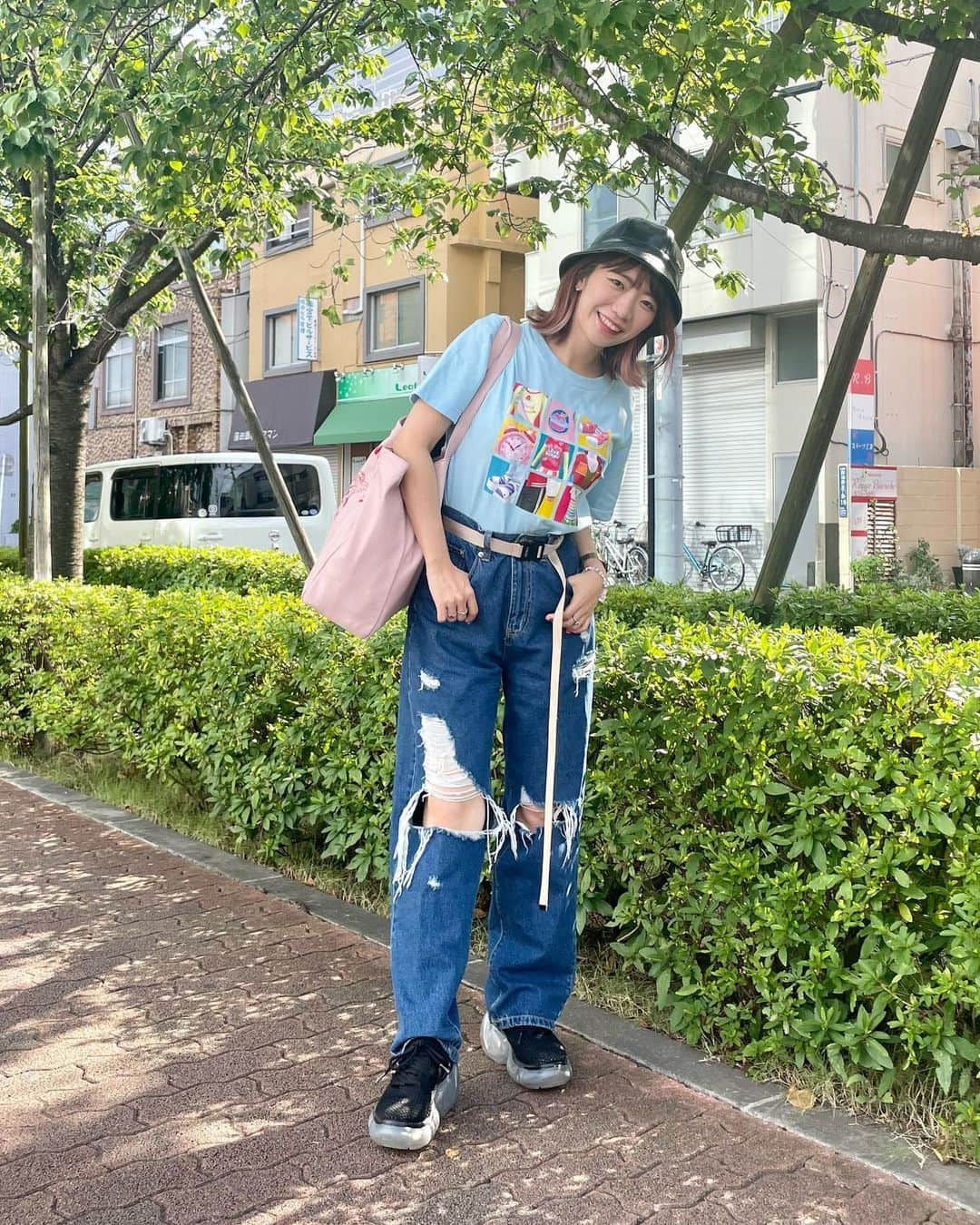 ぱいぱいでか美のインスタグラム：「オシャレ魔女❤︎ラブandベリー . 音楽メディア&出版のはずの耳マンさんが 定期的に最高のTシャツを出していることは スーパーでか美マニアの間では何となくご存知な情報かと思いますが 今回なんとラブandベリーのTシャツということで🫶🏻😭 ま〜た世代を狙い撃ちされちゃったなという気持ちです。笑  インスタっぽさもあるアイテムのデザインと 背中のロゴが最高すぎる あと"この"水色ね🩵！可愛いんだよな〜 今のY2Kブームに今っぽさと懐かしさを感じながら 乗っかってる32歳なわけだけど あの頃の憧れがこういう形になって帰ってくるの嬉しすぎますね🥰 . #ラブandベリー #オシャレ魔女ラブandベリー  #耳マン #WEGO #grounds #xgirl #でか美私服 #でか美ちゃん」