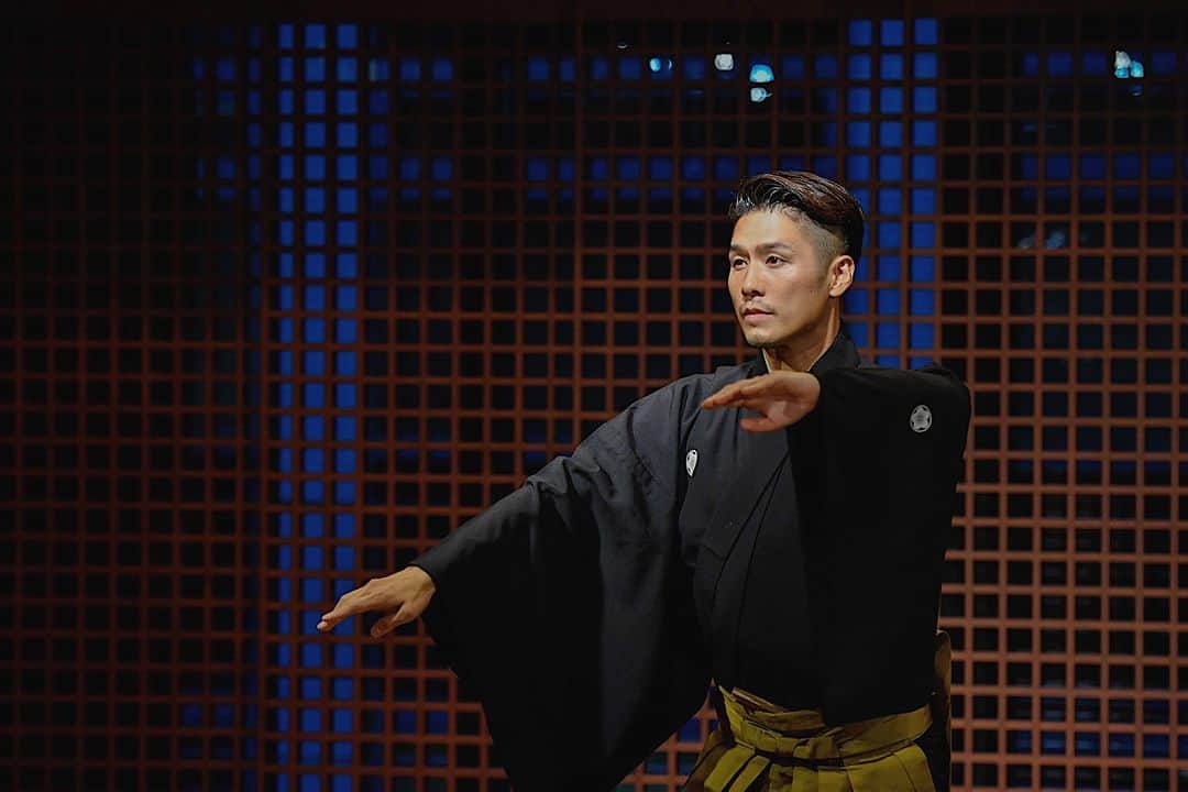 梅川壱ノ介（舞踊家）のインスタグラム：「𝑪𝒐𝒏𝒄𝒆𝒓𝒕 𝒘𝒊𝒕𝒉 𝑨𝒎𝒆𝒓𝒊𝒄𝒂𝒏 𝒇𝒓𝒊𝒆𝒏𝒅𝒔 ￣￣￣￣￣￣￣￣￣￣￣￣￣￣￣￣￣￣￣￣￣￣￣ vol.4  2019年にアメリカでコラボレーションした、マーク キャラハンさん @operamarc と関野恵子さん @keiko.sekino 、今回は日本の渋谷でコンサートさせていただきました。  好きな方との共演は本当に素敵な夜になりました。 この感覚はやっぱり忘れられない。  最高の夜でした。  Photo by @loaf_away_   #梅川壱ノ介 #舞踊家 #日田市 #アメリカ #コラボレーション #アリアと #GeraldFinzi #amabel #ClassicJapanesedance #traditionaljapanesedance」