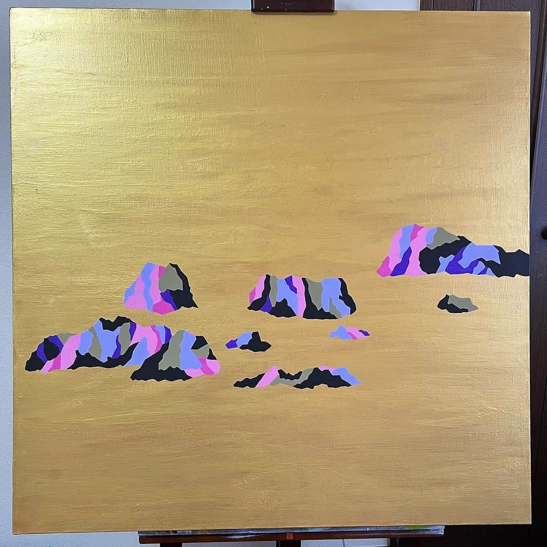 松尾たいこのインスタグラム：「《思いのままに描く》個展のための大作（1000×1000mm)に取りかかりました。  今日はここまで。まだまだスタートしたばかりですが、すでに「カッコいい😆」と、自分でも続きにワクワク。  久しぶりに「ラフ無しで描きながら考える」制作方法で描いてます。  明日、この続きどうなるんだろう。  個展でお披露目予定なのでお楽しみに😊 🎨🎨🎨🎨🎨🎨🎨 松尾たいこアート展「私の色を探して」⠀ ⠀ 2023/9/20(土)～26(火)⠀ 時間：連日午前10時～午後6時まで開催⠀ ※最終日は午後4時まで⠀ 会場： 玉川高島屋　本館5階　アートサロン⠀ ⠀ 絵画作品30点＋陶芸作品20点を展示販売予定。⠀ 絵画作品は、全て描き下ろしの新作です✌️⠀ ⠀ DMの作品は「樹心知慈（じゅしんちじ）」というタイトルです。樹の心は、慈しみと知る。聳え立つ樹木の望むものは、あらゆる事象を和し、愛し、慈しむ。そしてそれを護る龍の存在。⠀ ⠀ 「私が今まで訪れた場所、振り返ってみるとそこには見守ってくれている存在がいたはず」をテーマに描いた作品のひとつです。⠀ ⠀ 来年（2024年）は辰年。干支の中で辰（龍）だけが架空の動物です。だからこそ、私は伸び伸びと自分が思い描く龍を思いっきり表現できました。ぜひ、そんな龍たちに会いに来てください。⠀ ⠀ ※私の作品への質問やお問い合わせはお気軽に⠀ ⠀ 「見えないけれど　つながっている」⠀ 「会えないからこそ　いとおしい」⠀ 森羅万象・花鳥風月・四元素(五元素)・二十四節気など日本をテーマに作品を作っています。⠀ この絵の中にもつながりを。⠀ ⠀ #japaneseartist #liveintokyo #myartwork #acrylicpainting #lovejapan #modernartist #contemporarypainting #contemporaryartist ⠀ #colorfulartwork⠀ #kawaii #arigato⠀ #happycreativelife #staycolorfullycreative⠀ #loveny #lovehongkong #lovetaiwan #lovesingapore #lovekorea⠀ ⠀ #現代アート #現代美術 #現代アーティスト #森羅万象 #五行思想 #八百万の神 #花鳥風月 ⠀ #神社好きな人と繋がりたい⠀ @holbein_art ⠀ #青龍⠀ #玉川高島屋」