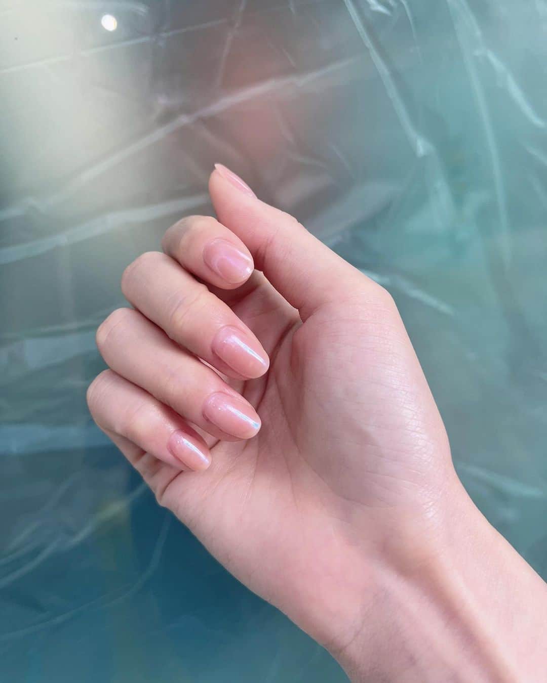 ゆきりぬのインスタグラム：「new nail🤍  ピンクを薄く塗ってもらった後オーロラパウダーでツヤツヤにしてもらいました✨ ささくれがあるのは許してʕ⁎̯͡⁎ʔ  #オーロラネイル」
