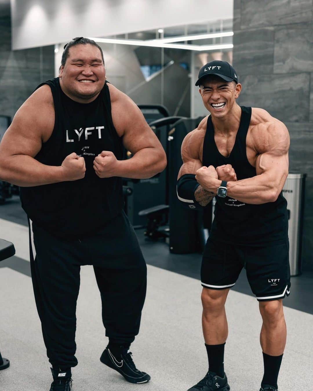 エドワード加藤さんのインスタグラム写真 - (エドワード加藤Instagram)「今日はLYFT GYMに来てくださり本当にありがとうございました💪 大会前の最高のモチベーションになりました🔥 僕も横綱みたいに偉大な人になれるように頑張ります‼️  You are my hero …  @terunofuji_koenkai_official   #第73代横綱照ノ富士 #タンクトップオーダーメイド6XL」8月22日 20時48分 - edward_kato_fitness_jp