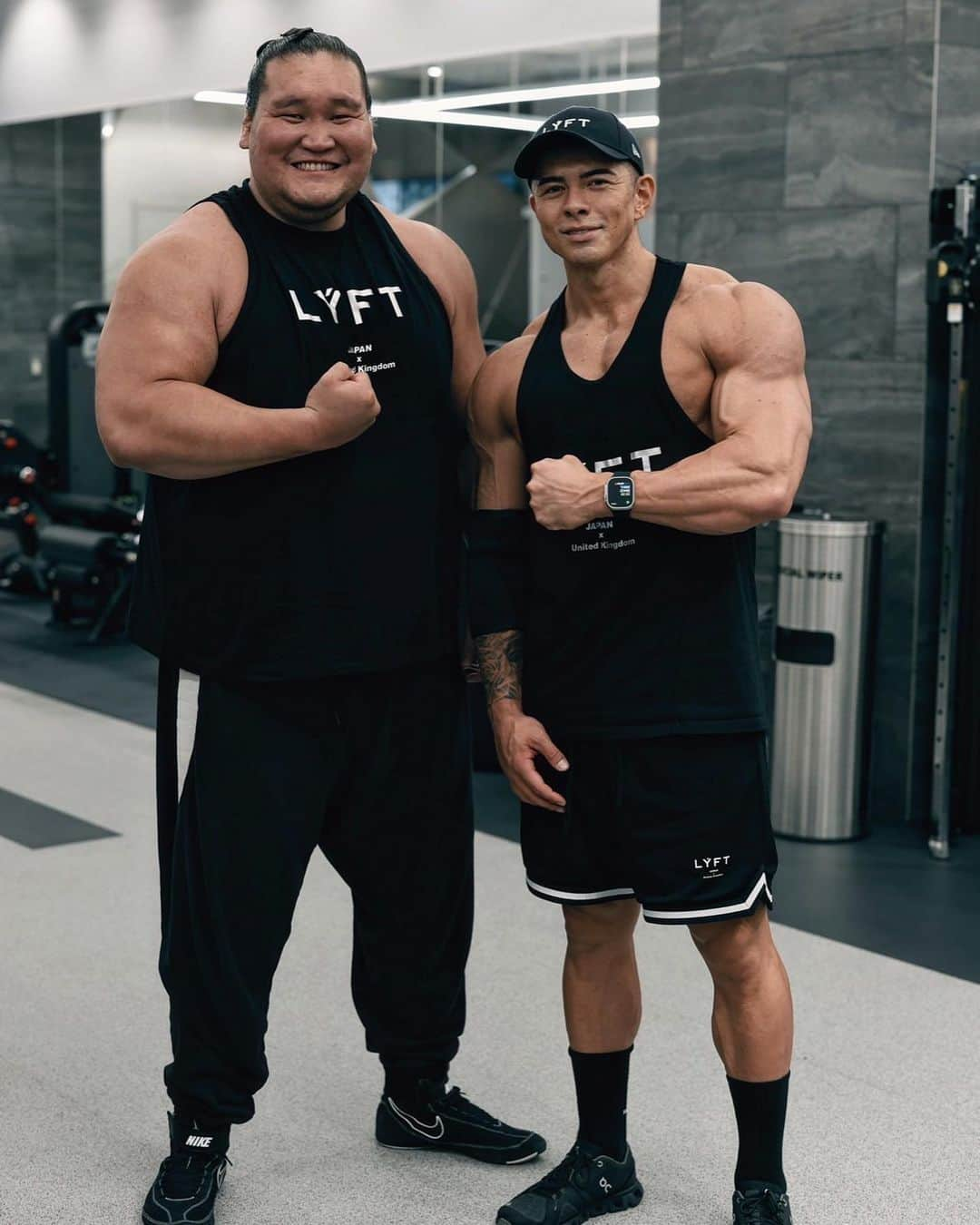 エドワード加藤さんのインスタグラム写真 - (エドワード加藤Instagram)「今日はLYFT GYMに来てくださり本当にありがとうございました💪 大会前の最高のモチベーションになりました🔥 僕も横綱みたいに偉大な人になれるように頑張ります‼️  You are my hero …  @terunofuji_koenkai_official   #第73代横綱照ノ富士 #タンクトップオーダーメイド6XL」8月22日 20時48分 - edward_kato_fitness_jp