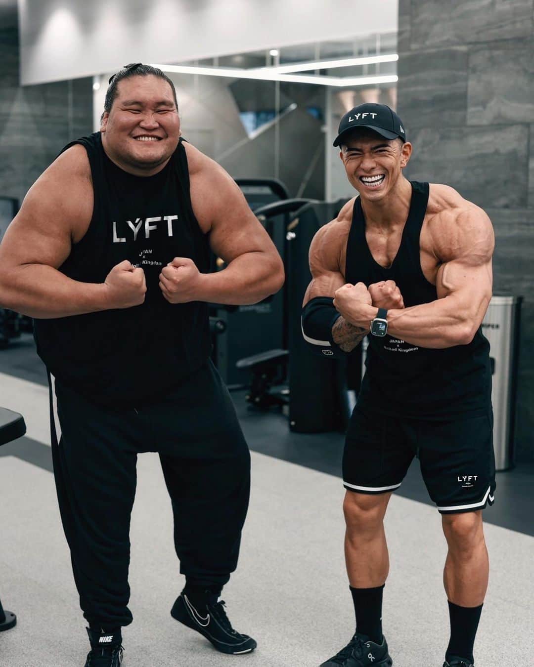 エドワード加藤のインスタグラム：「今日はLYFT GYMに来てくださり本当にありがとうございました💪 大会前の最高のモチベーションになりました🔥 僕も横綱みたいに偉大な人になれるように頑張ります‼️  You are my hero …  @terunofuji_koenkai_official   #第73代横綱照ノ富士 #タンクトップオーダーメイド6XL」