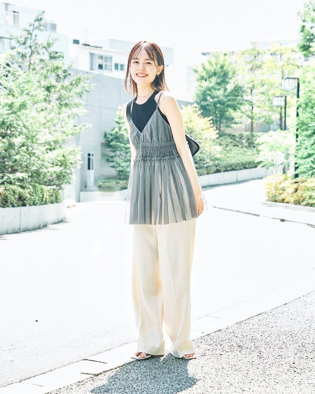 merのインスタグラム：「クールなモノトーンルックをチュールキャミで今っぽく味付け！  今回は、森川小百合ちゃんの「チュールキャミ」を使ったコーデをご紹介🏹  ☑透け感のあるチュールのキャミソールは、一点投入でトレンド感満点！  ☑チュールが甘い分、キレイめのスラックスを合わせたり、全体をモノトーンで統一して大人シックな印象に。  ☑シルバーのアクセサリーとサンダルで華やかさをひとさじ♪  コーデの詳細は、mer webでチェックしてね🧸」